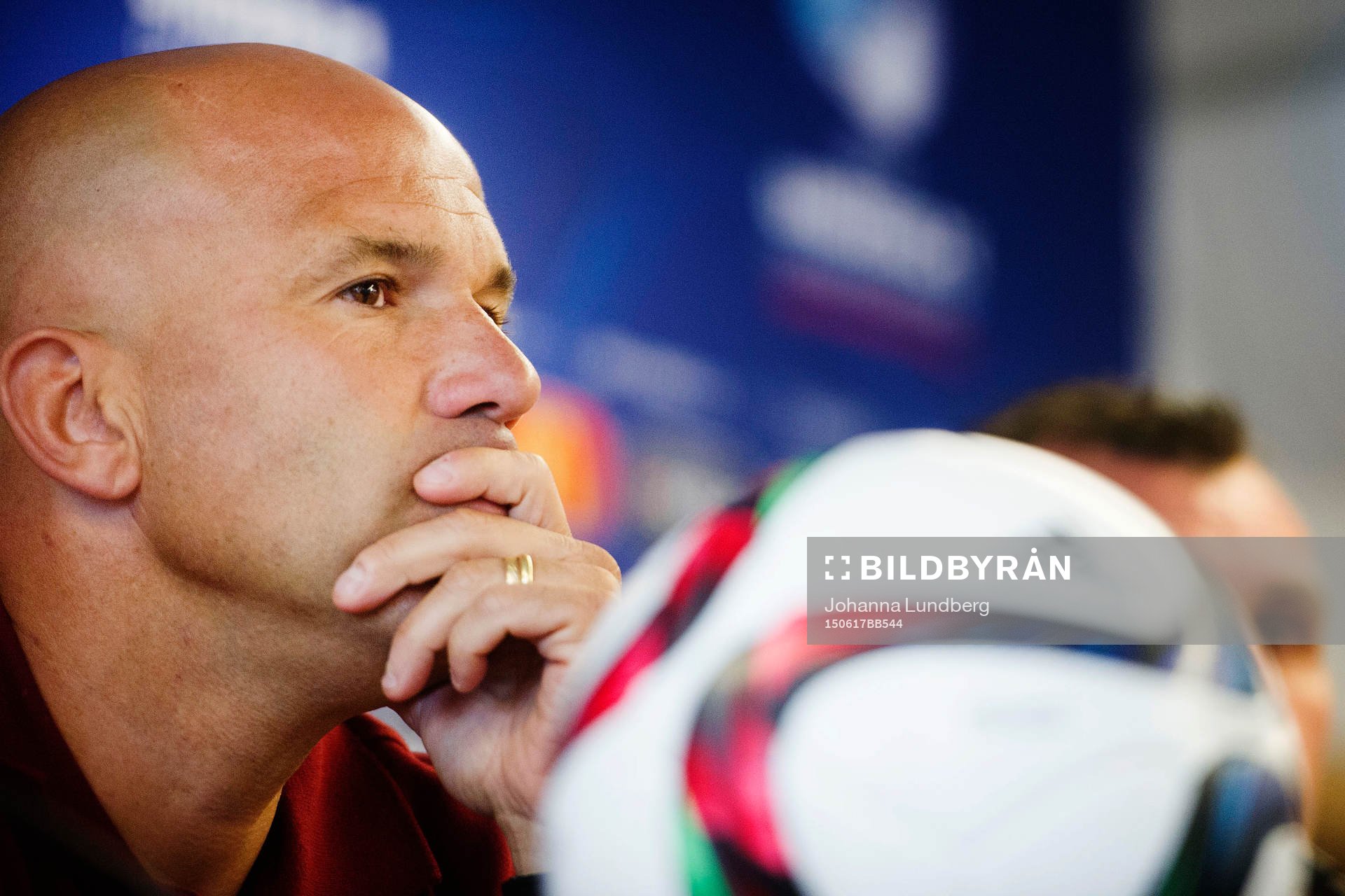 Italiens förbundskapten Luigi Di Biagio deltar i en presskonferens inför en träning med det italienska U21 landslaget den 17 juni 2015 i Olomouc.