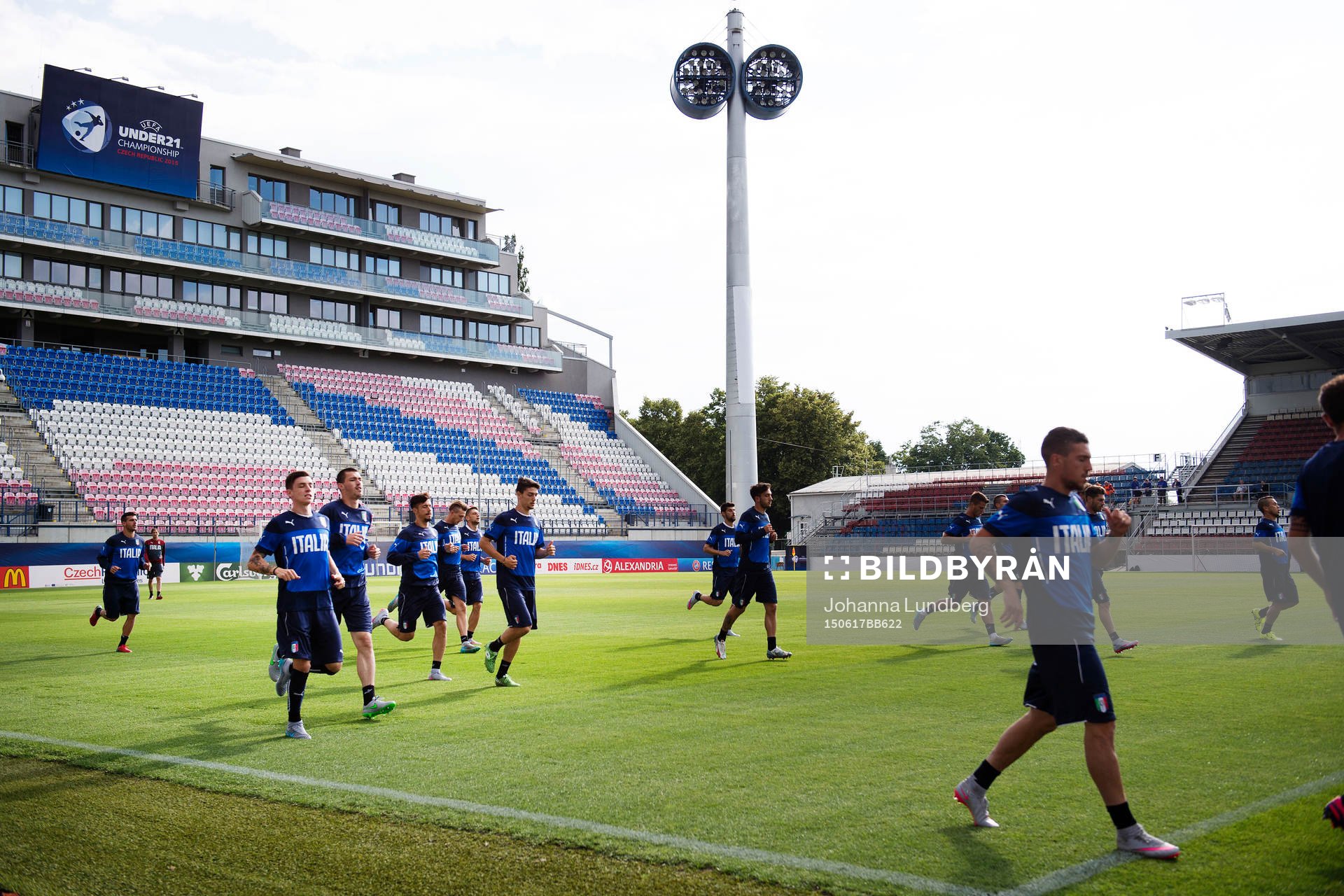 Italiens spelare värmer upp på Andruv stadion under en träning med det italienska U21 landslaget den 17 juni 2015 i Olomouc.