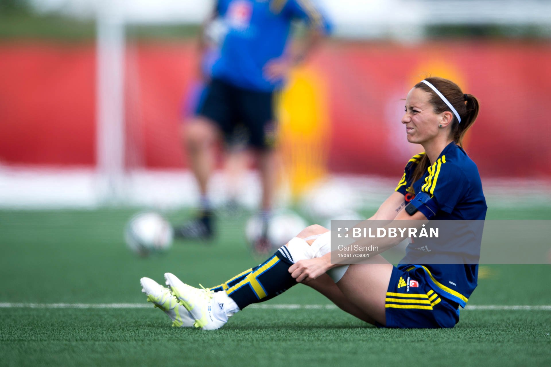 Sveriges Kosovare Asllani tar sig för sitt knä