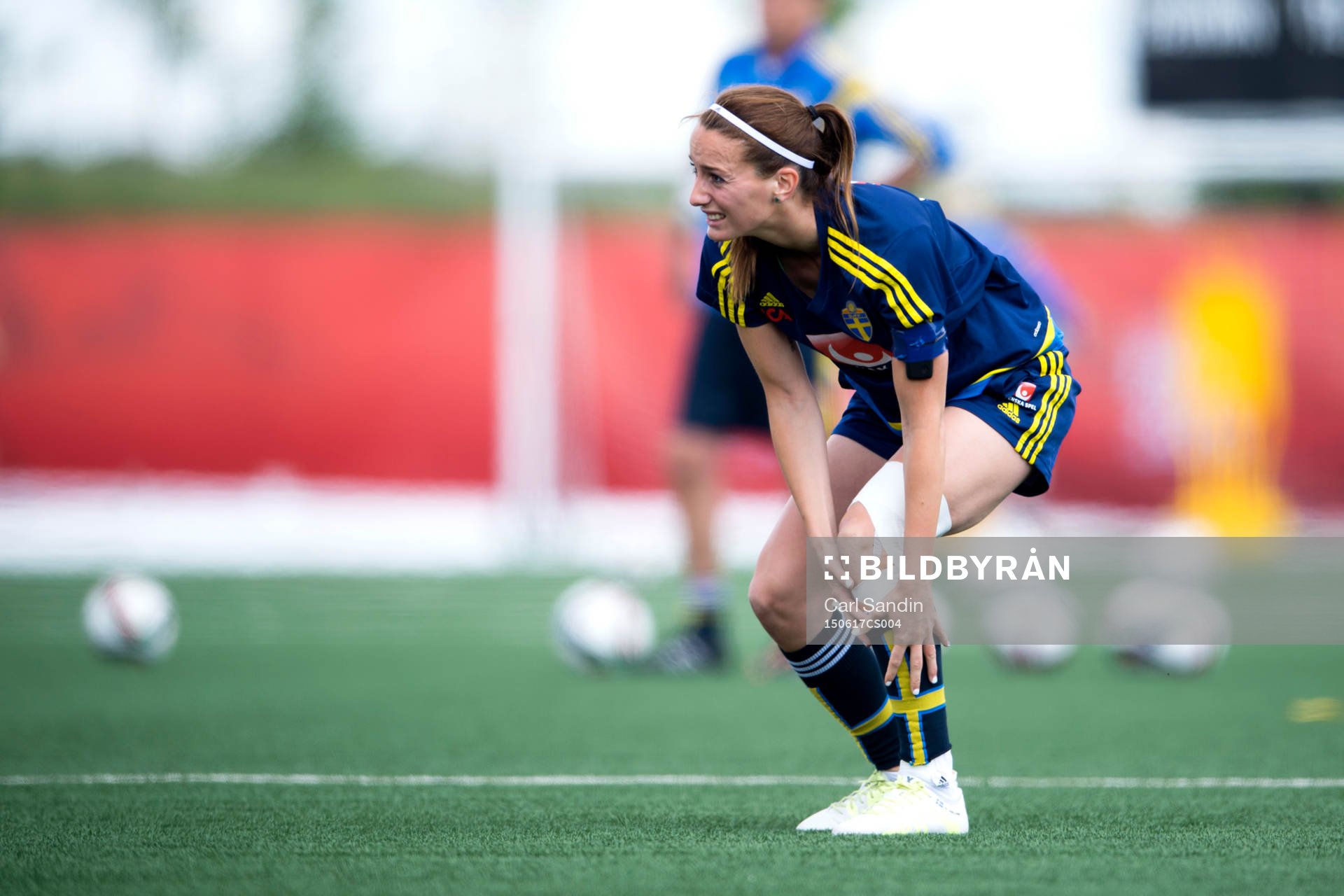 Sveriges Kosovare Asllani tar sig för sitt knä