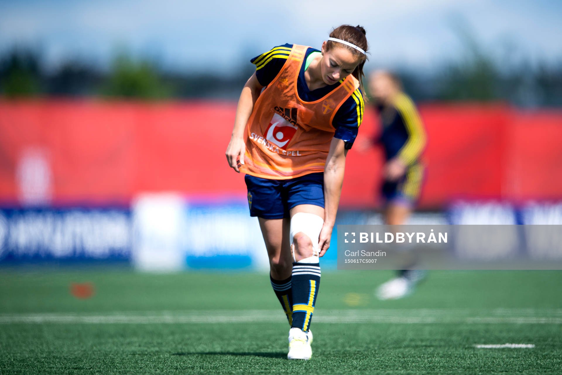 Sveriges Kosovare Asllani tar sig för sitt knä