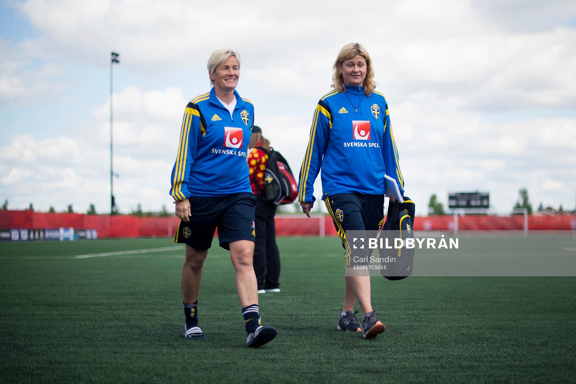 Sveriges assisterande förbundskapten Lilie Persson och pressansvarige Rebecca Hedin under en träning med det svenska landslaget den 17 juni 2015 i Edmonton.