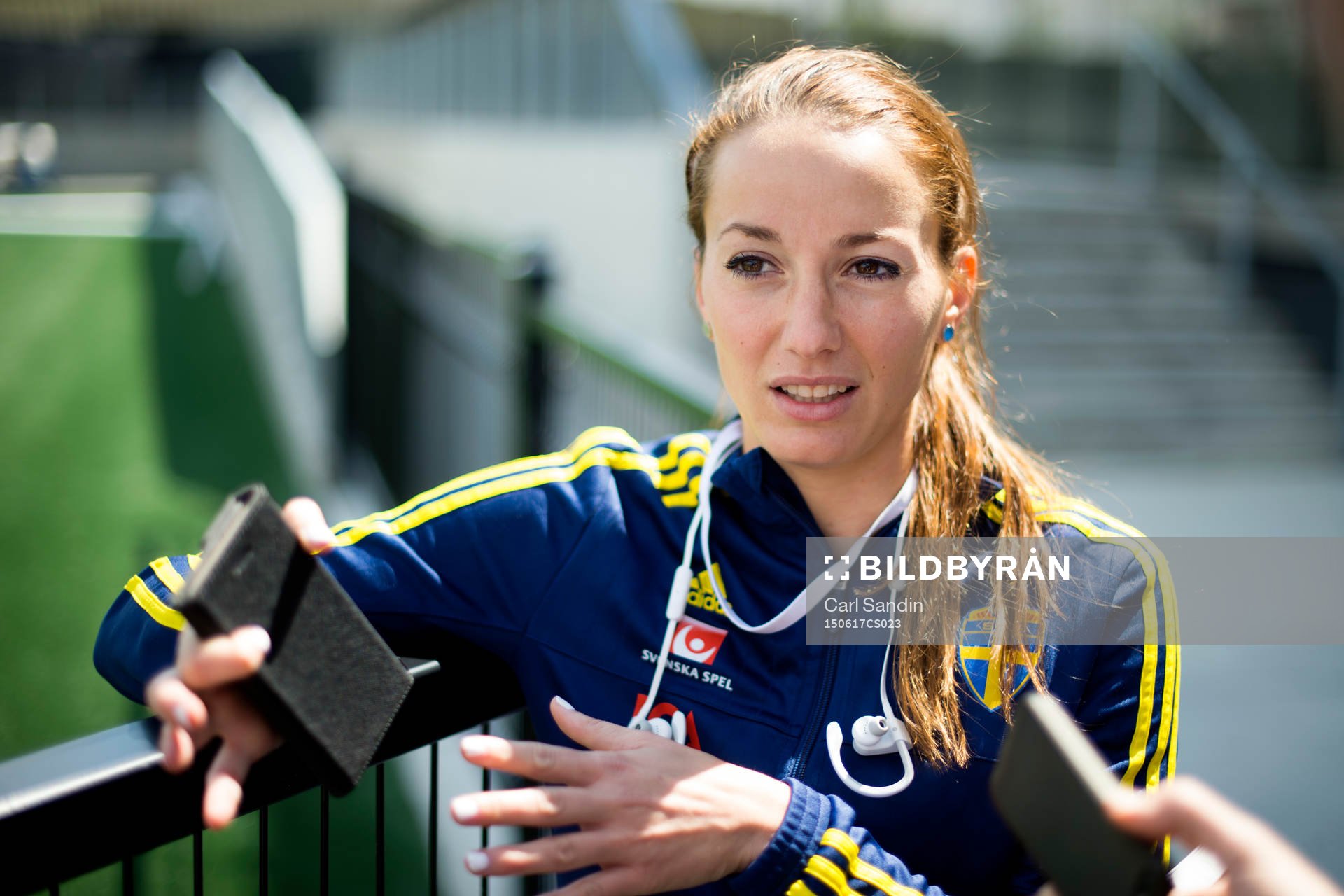 Sveriges Kosovare Asllani blir intervjuad