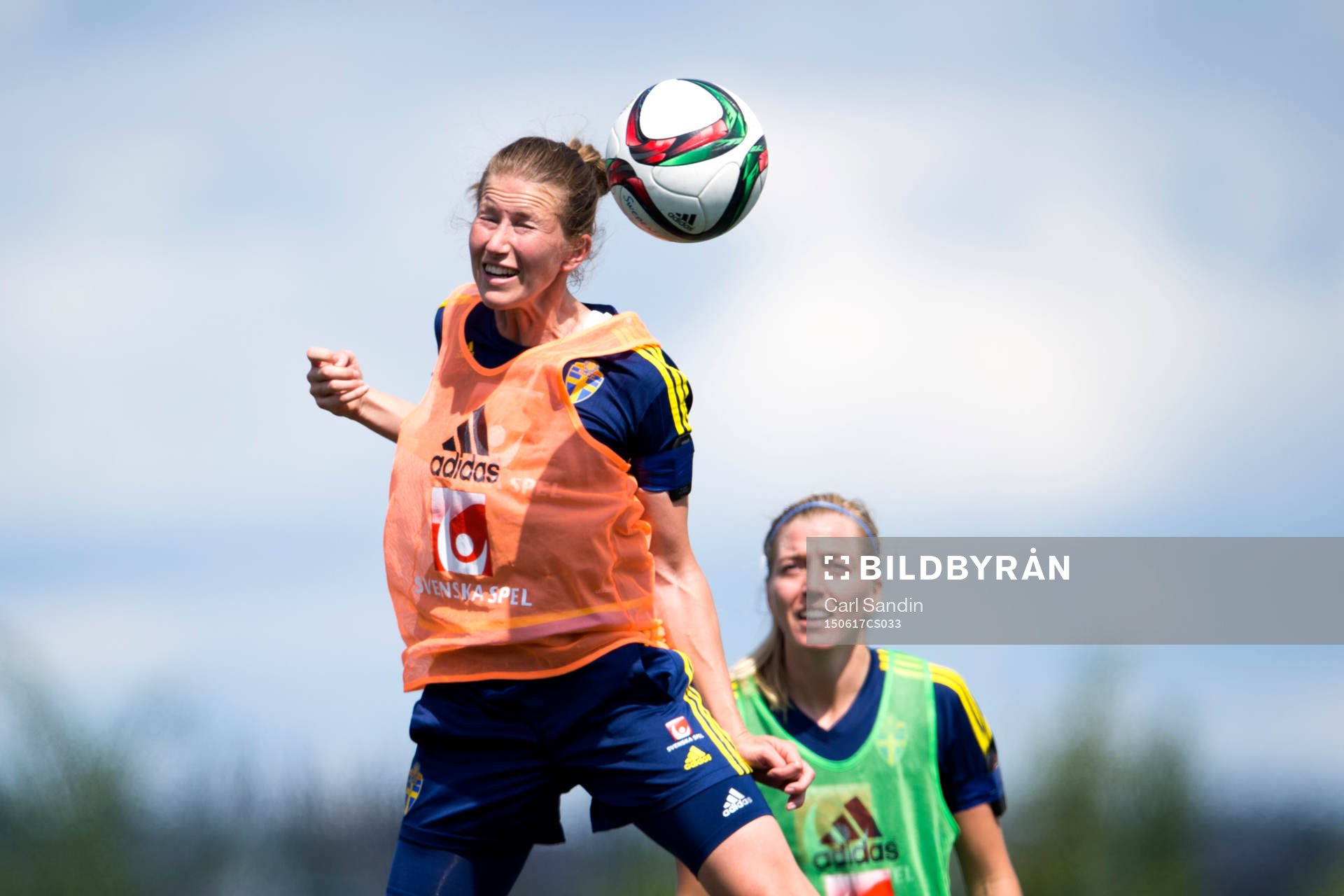 Sveriges Emma Berglund nickar en boll