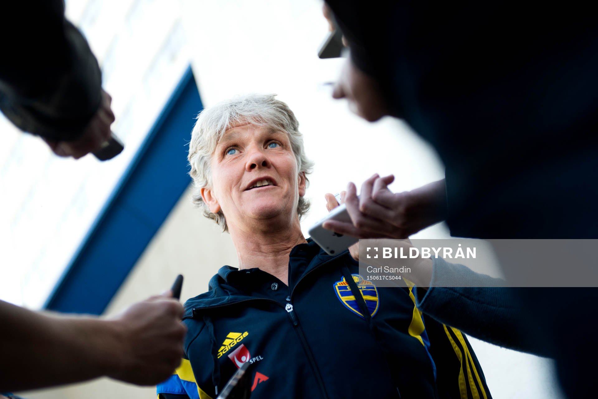 Sveriges förbundskapten Pia Sundhage blir intervjuad under en pressträff med det svenska landslaget den 17 juni 2015 i Edmonton.
