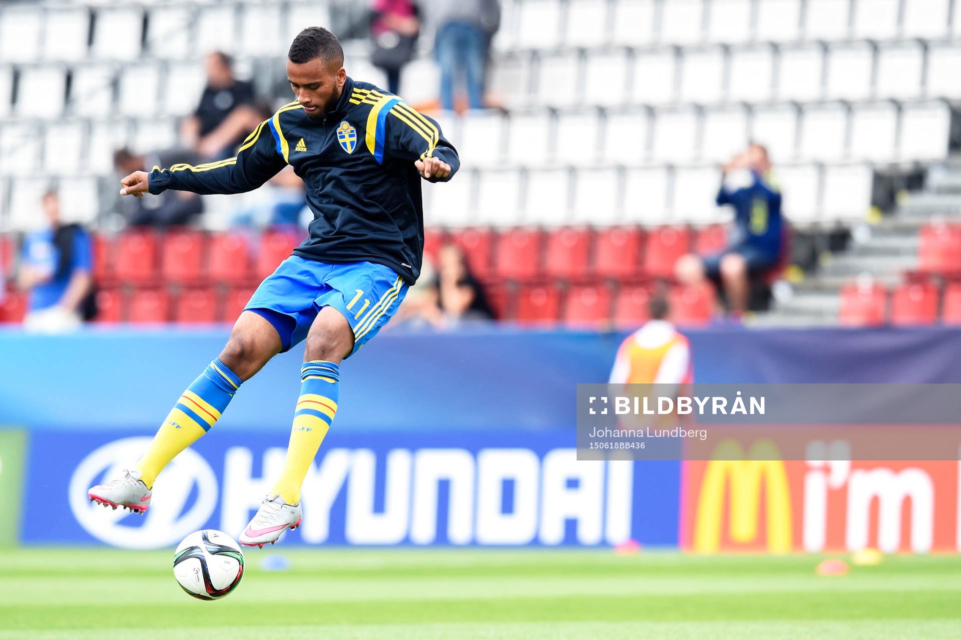Sveriges Isaac Kiese Thelin värmer upp