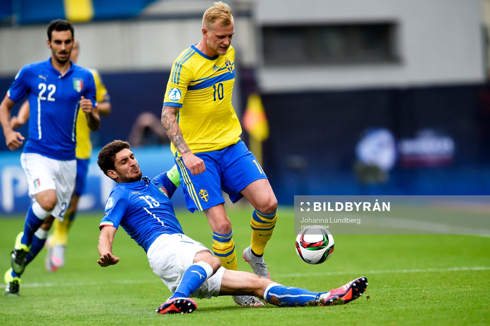 Italiens Matteo Bianchetti och Sveriges John Guidetti under fotbollsmatchen i U21-EM mellan Italien och Sverige den 18 juni 2015 i Olomouc.