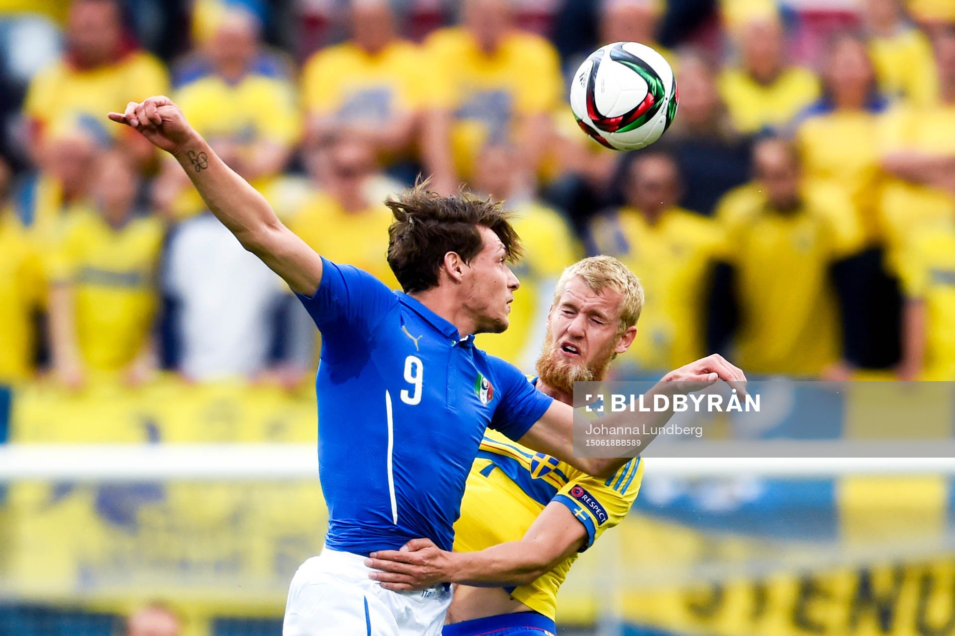 Italiens Andrea Belotti och Sveriges Filip Helander