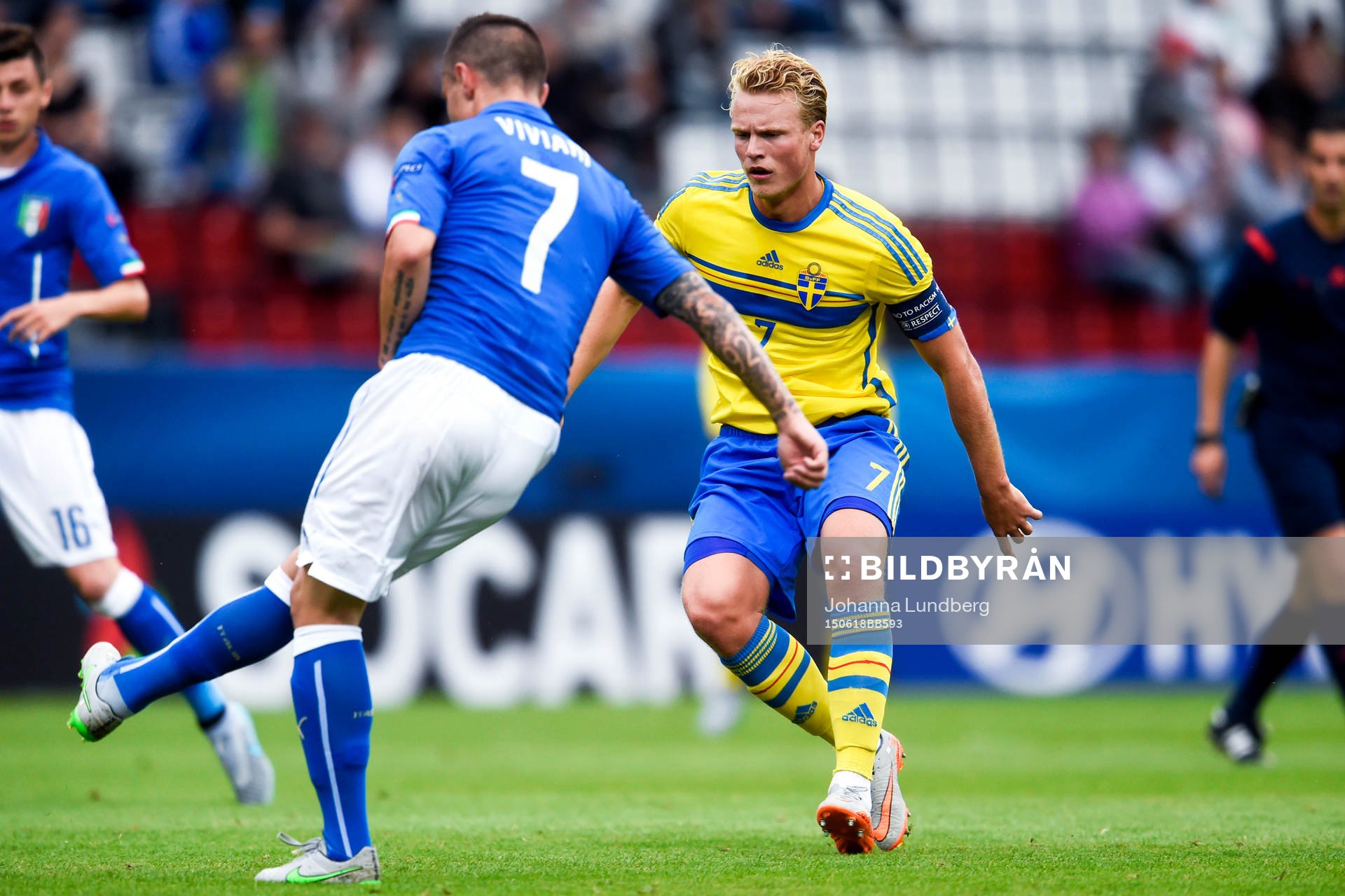 Italiens Federico Viviani och Sveriges Oscar Hiljemark