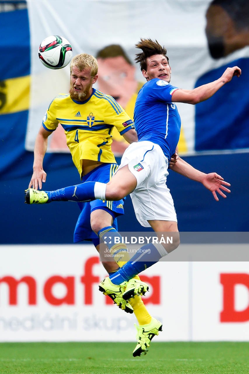 Sveriges Filip Helander och Italiens Christiano Biraghi