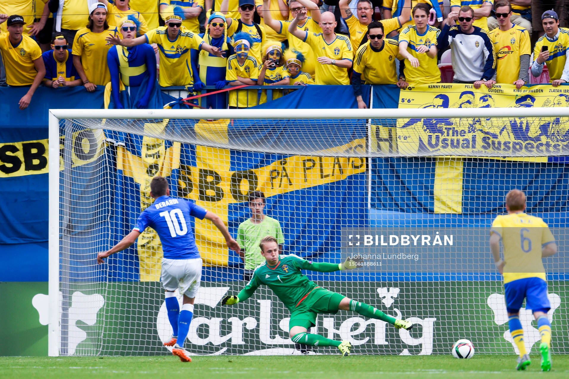 Italiens Domenico Berardi sätter 1-0 på straff bakom