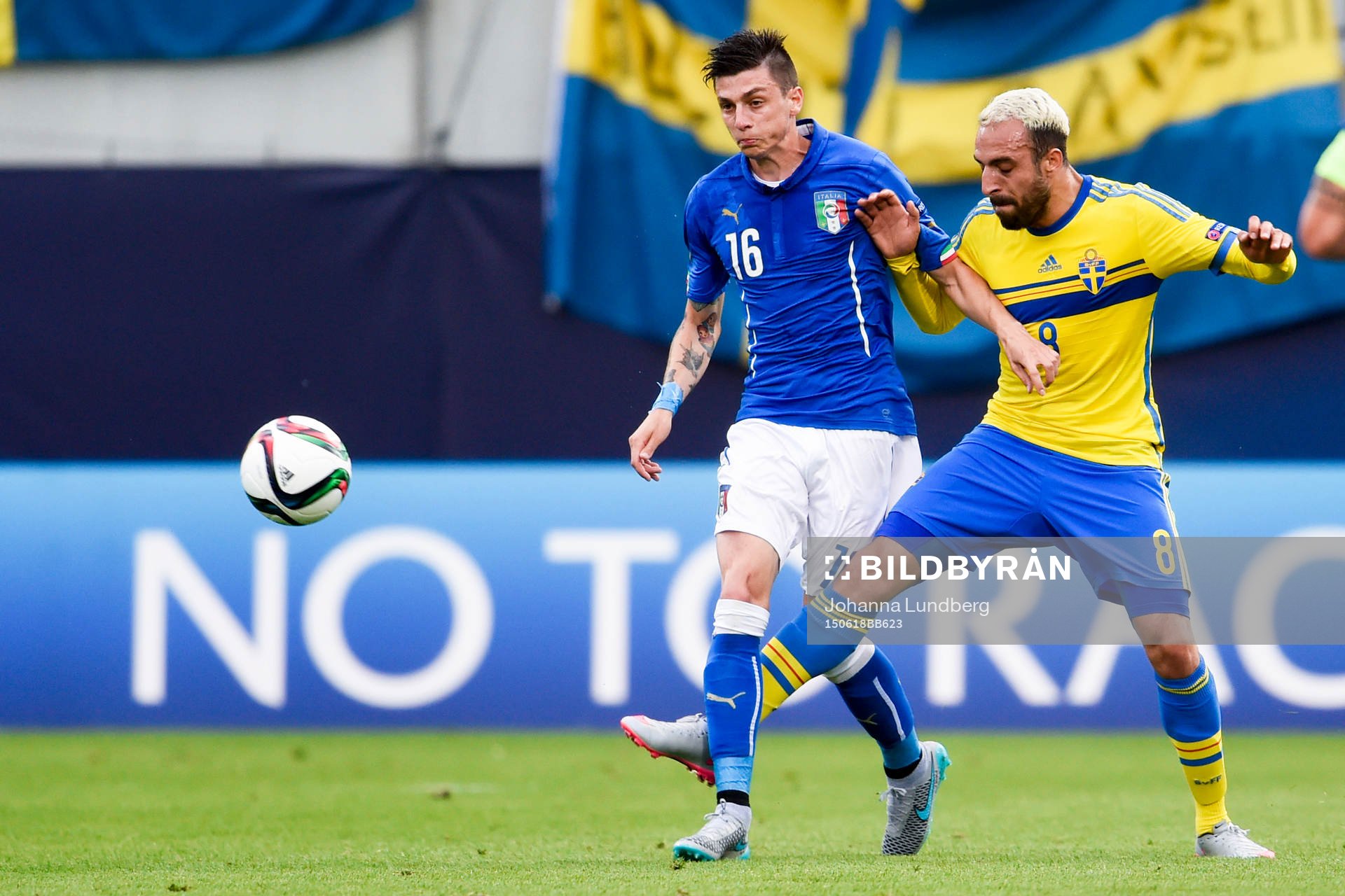 Italiens Daniele Baselli och Sveriges Abdullah Khalili