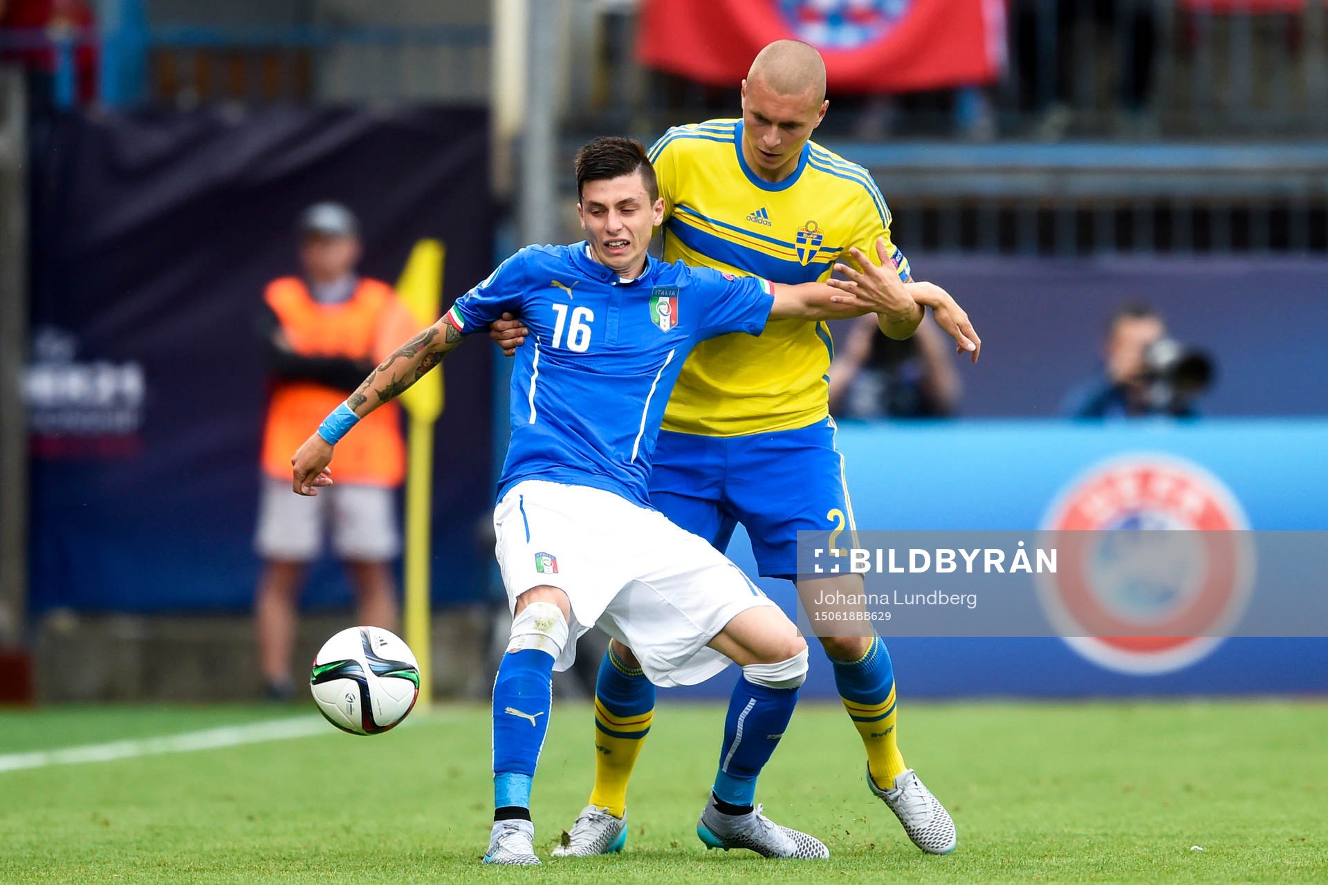 Italiens Daniele Baselli och Sveriges Victor Nilsson