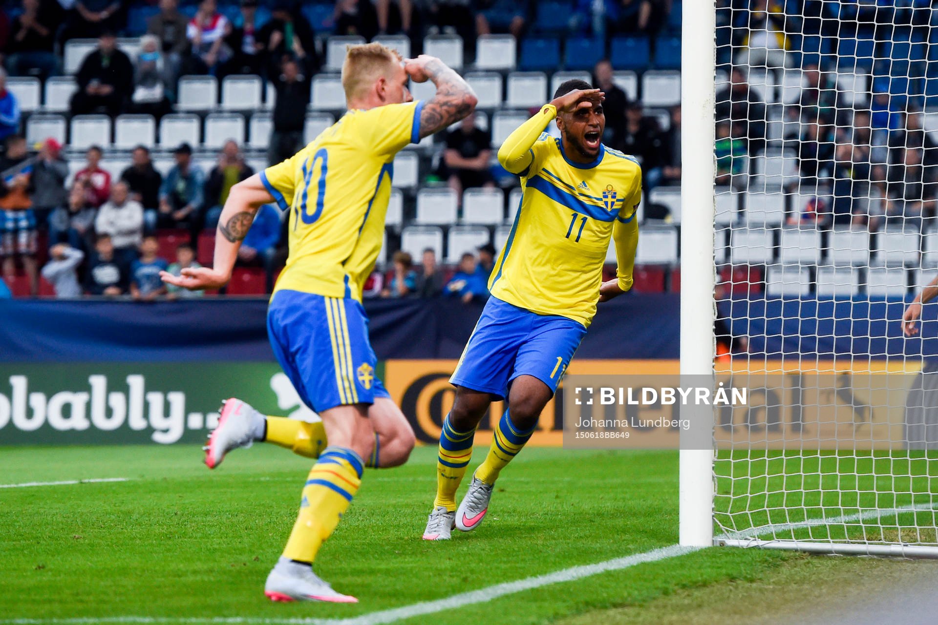 Sveriges John Guidetti och Isaac Kiese Thelin jublar efter 1-1 av Guidetti under fotbollsmatchen i U21-EM mellan Italien och Sverige den 18 juni 2015 i Olomouc.