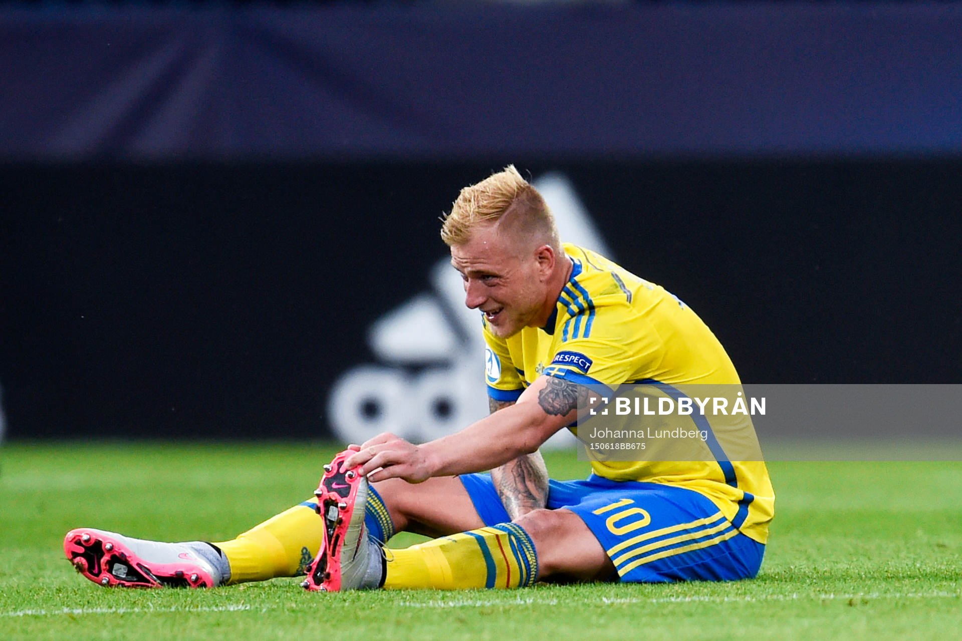 Sveriges John Guidetti sitter sig och har kramp