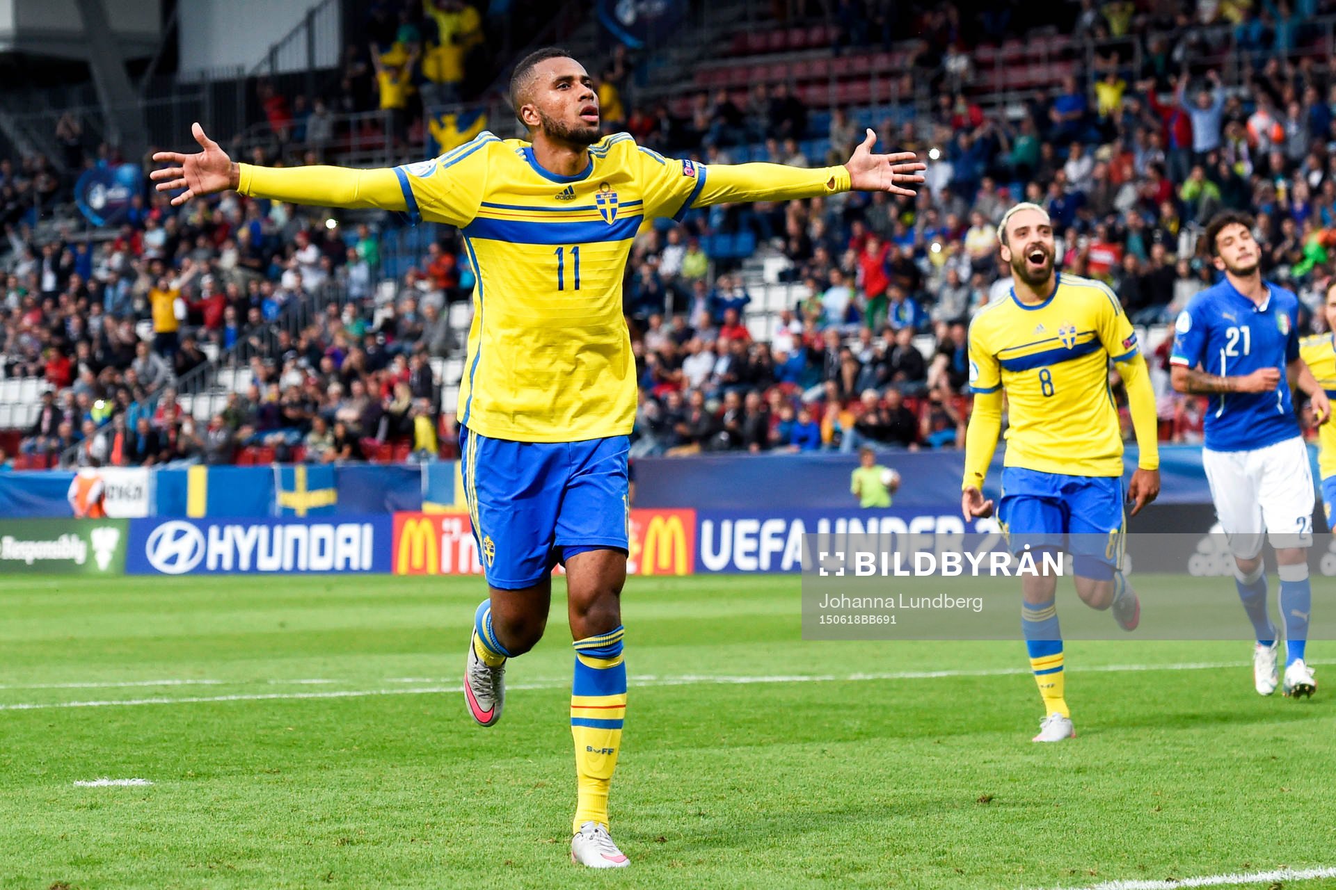 Sveriges Isaac Kiese Thelin jublar efter 2-1 på straff under fotbollsmatchen i U21-EM mellan Italien och Sverige den 18 juni 2015 i Olomouc.