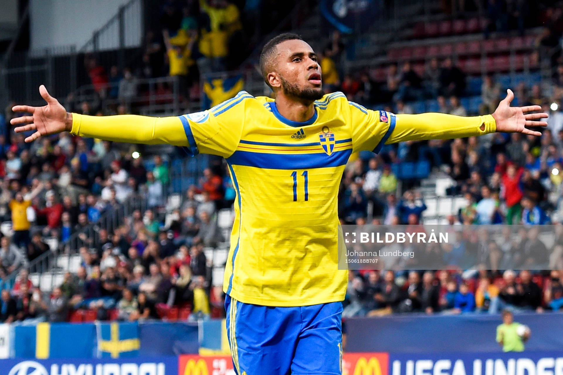 Sveriges Isaac Kiese Thelin jublar efter 2-1 på straff under fotbollsmatchen i U21-EM mellan Italien och Sverige den 18 juni 2015 i Olomouc.