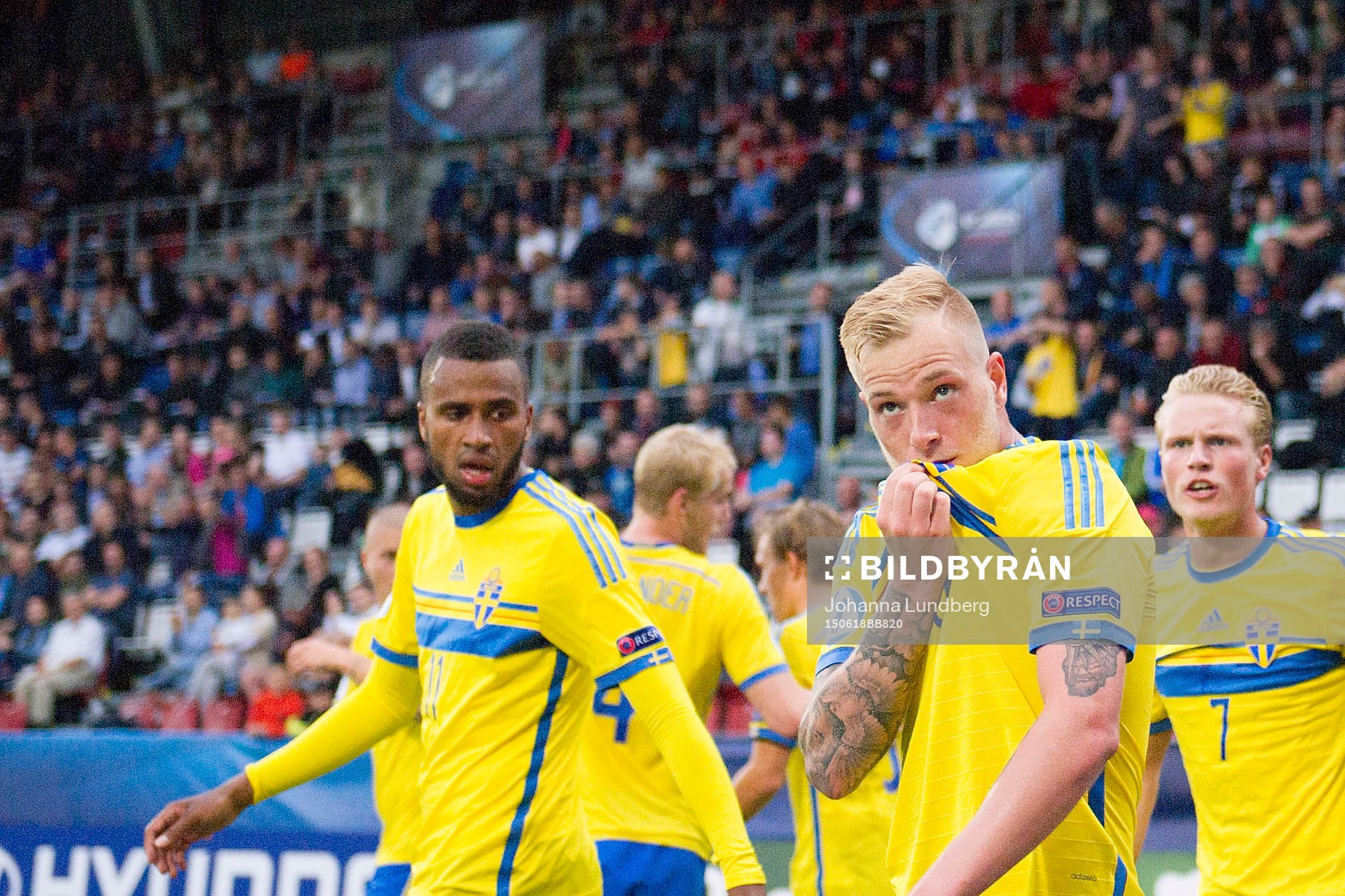 Sveriges Isaac Kiese Thelin och John Guidetti jublar