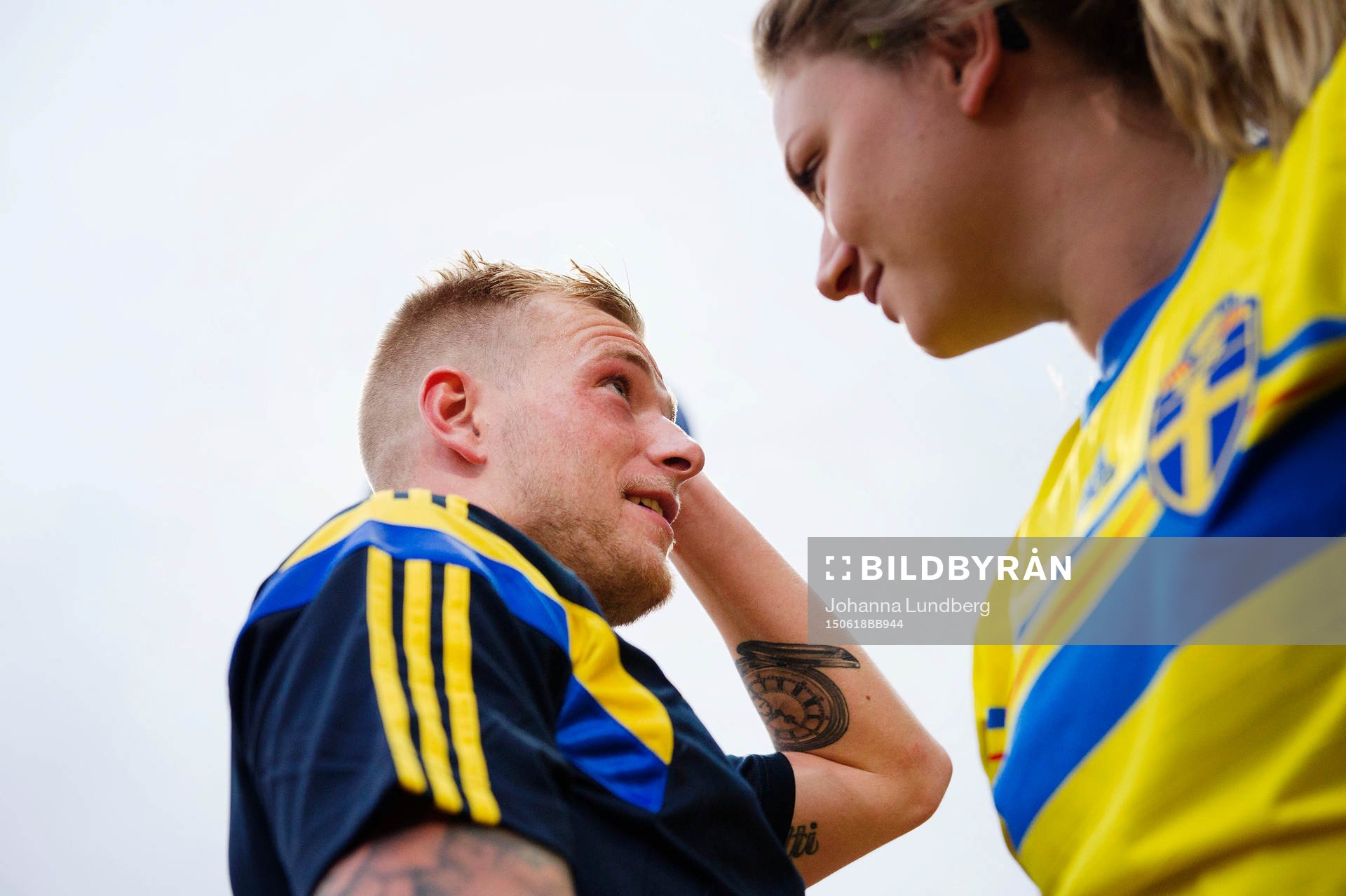 Sveriges John Guidetti pratar med anhöriga