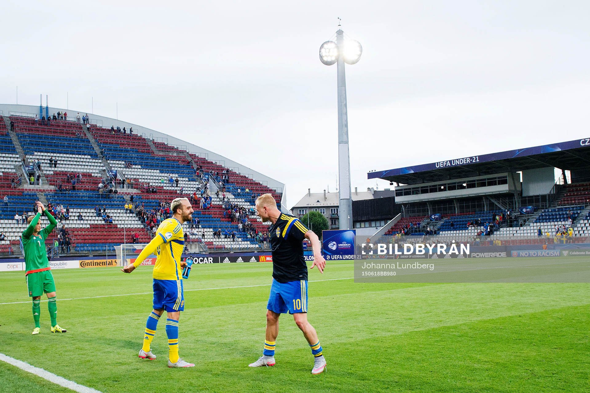 Sveriges Abdullah Khalili och John Guidetti dansar med