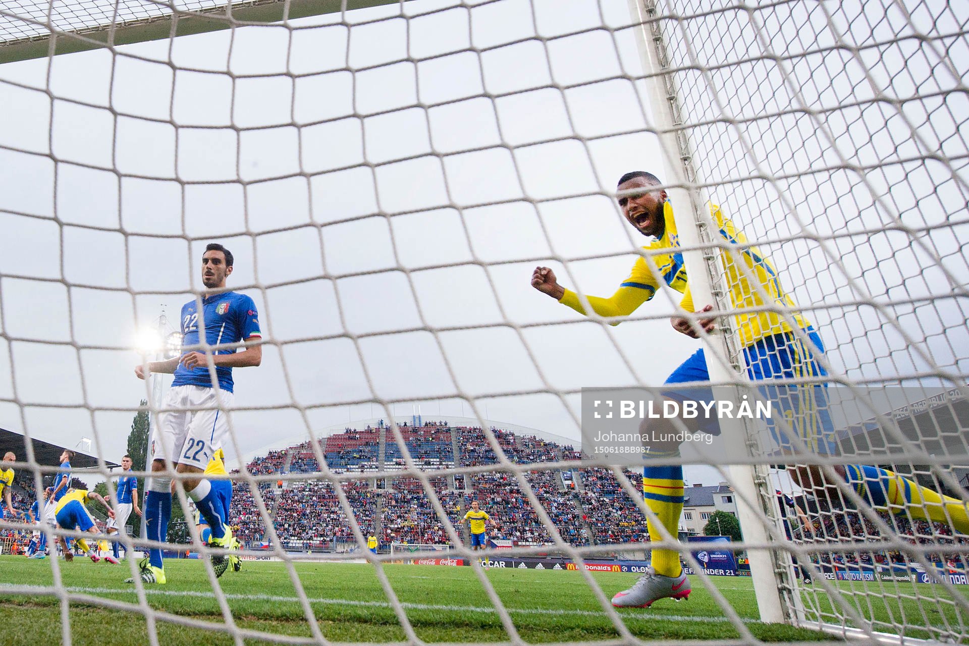 Sveriges Isaac Kiese Thelin (th) jublar