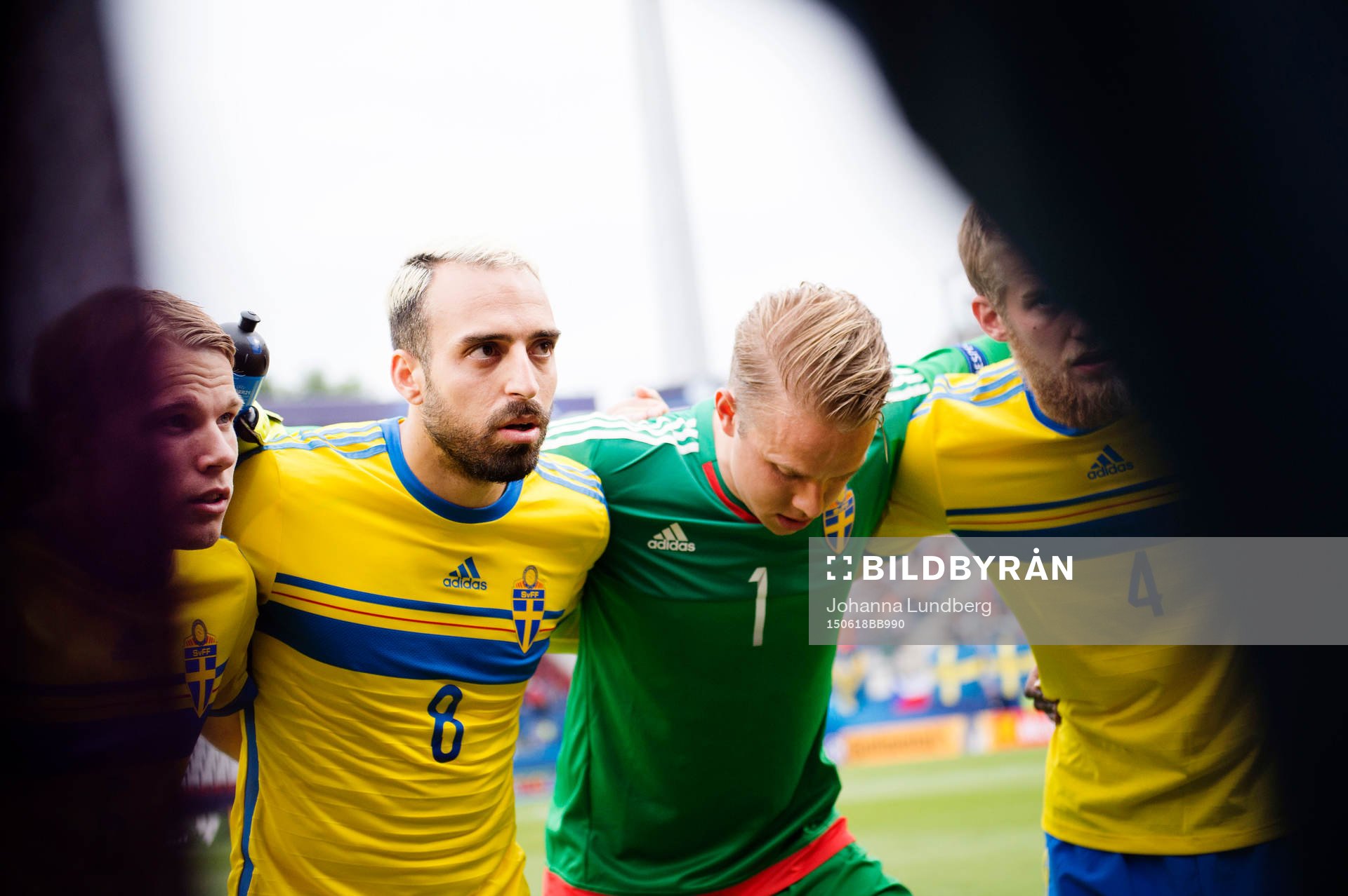 Sveriges Oscar Lewicki,  Abdullah Khalili och målvakt