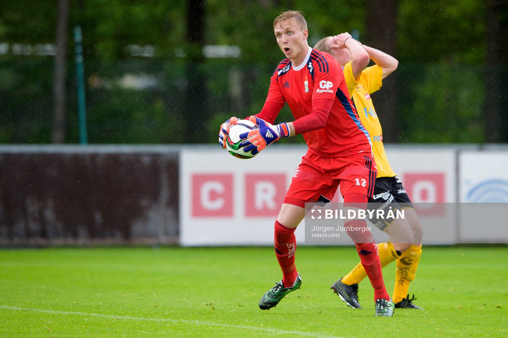 IFK Göteborgs målvakt Marcus Sandberg tar bollen framför