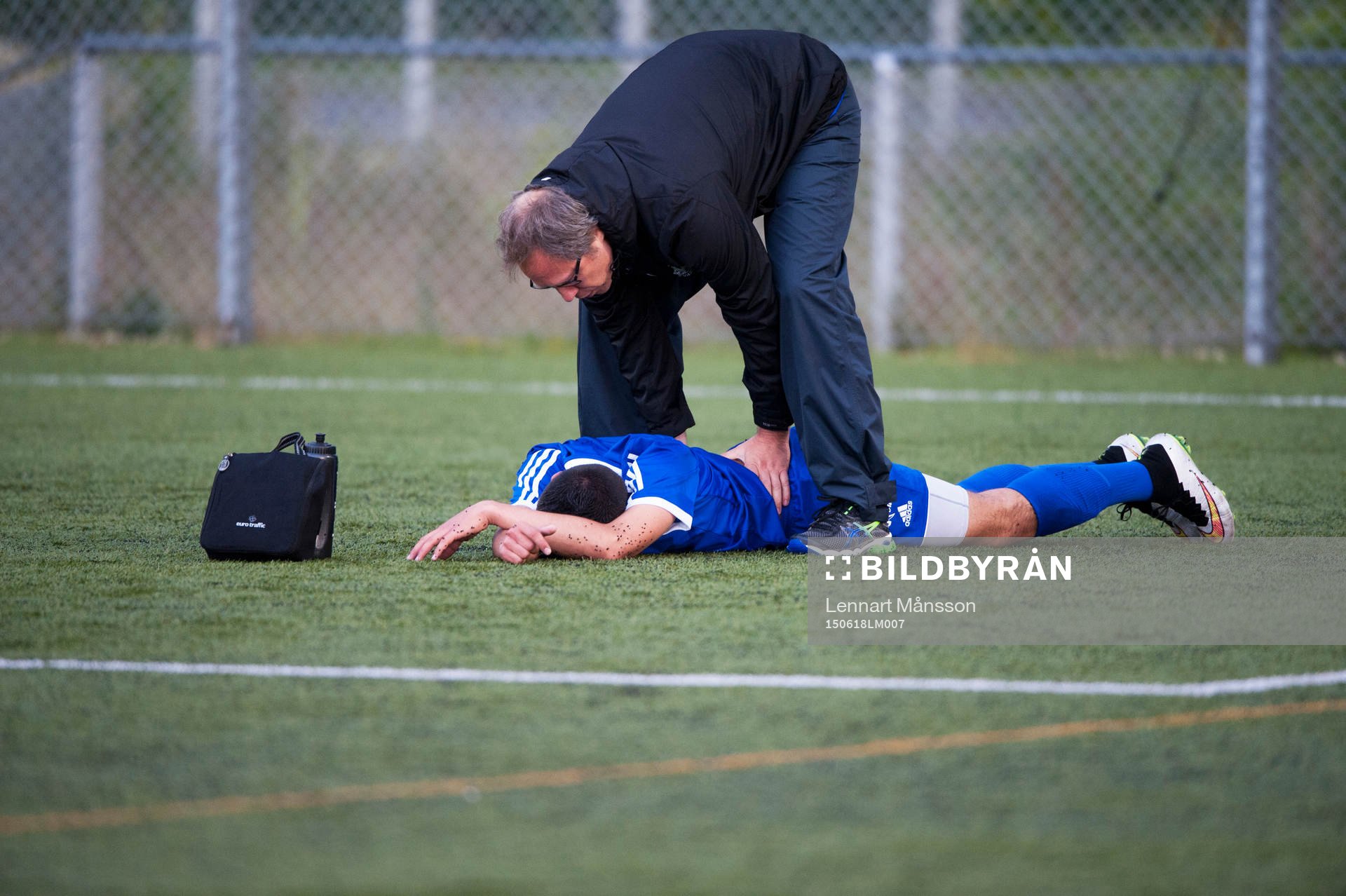 En Kvarnby-spelare får behandling i matchen i division 2