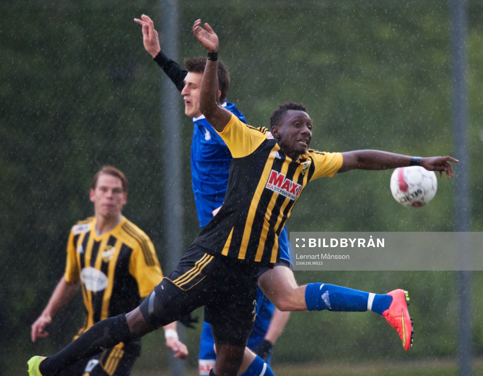 IFK Hässleholms Waxiu Shehu i matchen i division 2 mellan