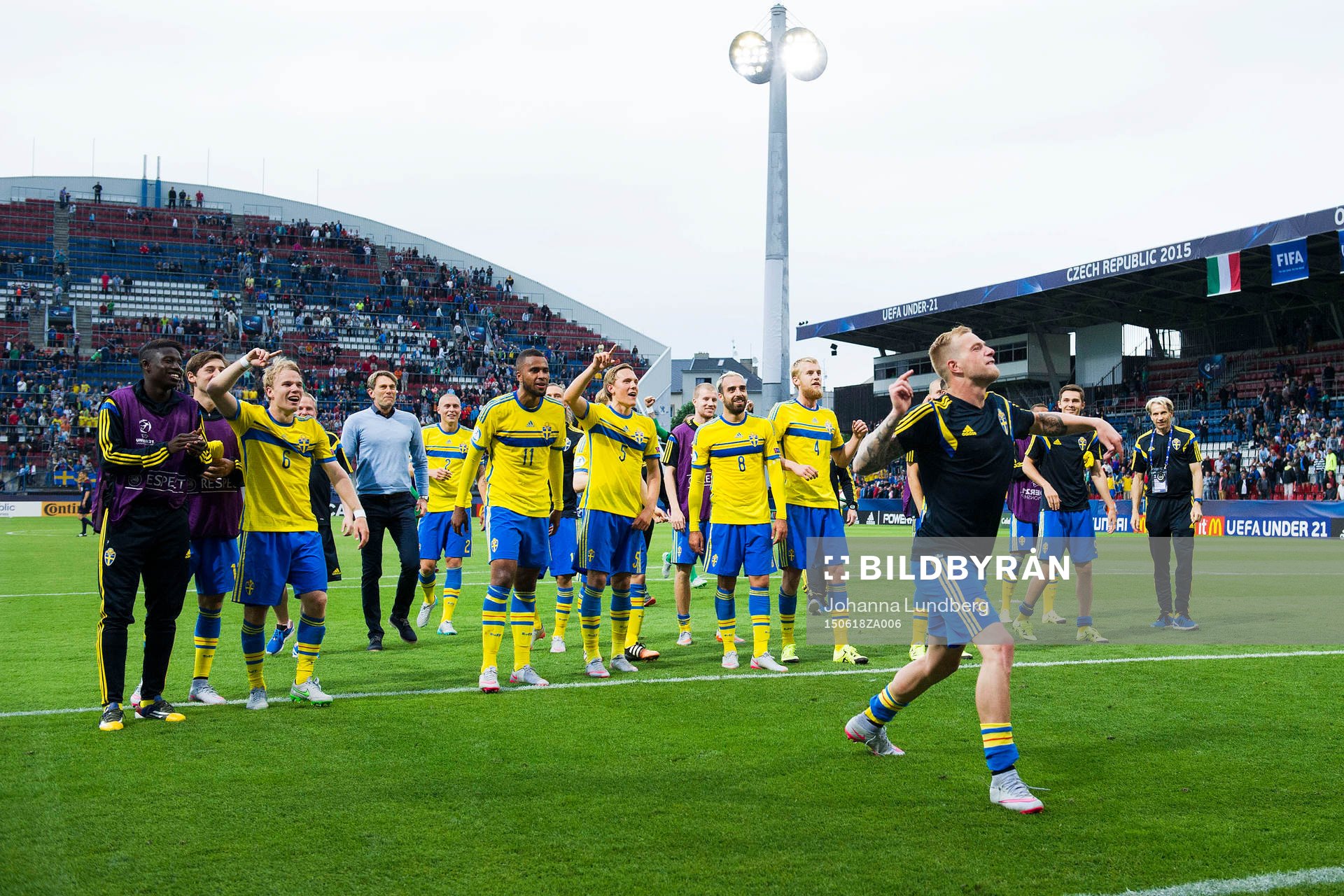 Sveriges John Guidetti jublar framför Pa Konate, Oscar
