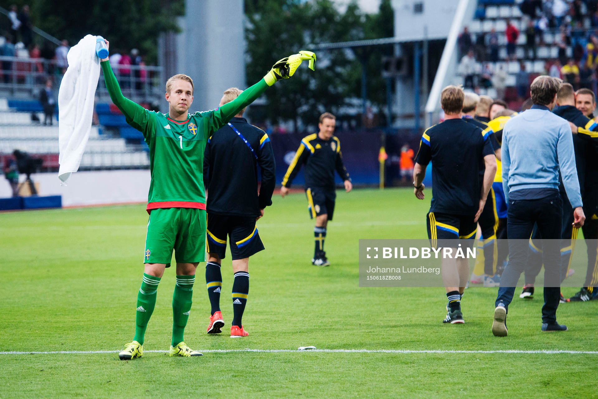 Sveriges målvakt Patrik Carlgren jublar efter fotbollsmatchen i U21-EM mellan Italien och Sverige den 18 juni 2015 i Olomouc.