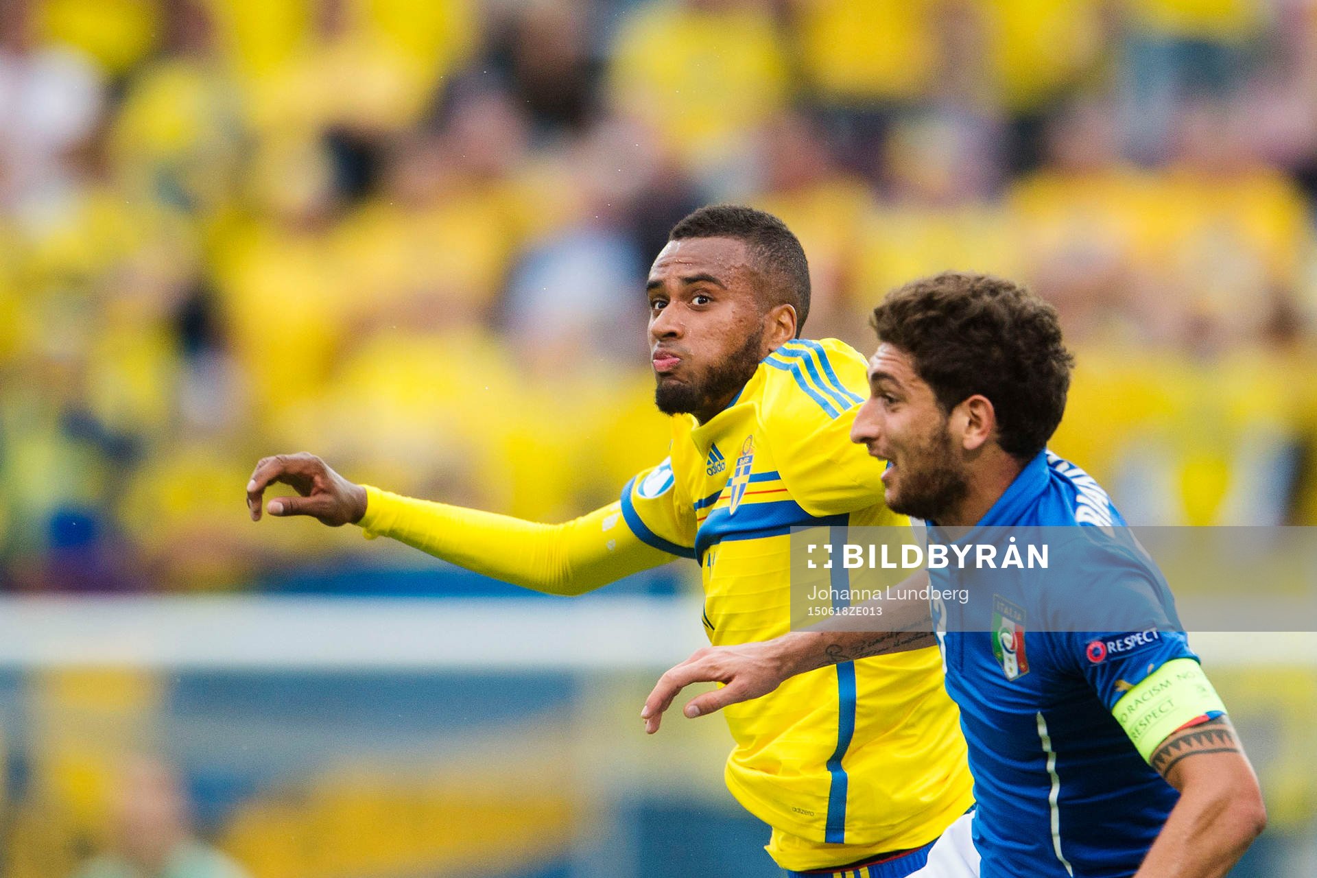Sveriges Isaac Kiese Thelin och Italiens Matteo Bianchetti under fotbollsmatchen i U21-EM mellan Italien och Sverige den 18 juni 2015 i Olomouc.