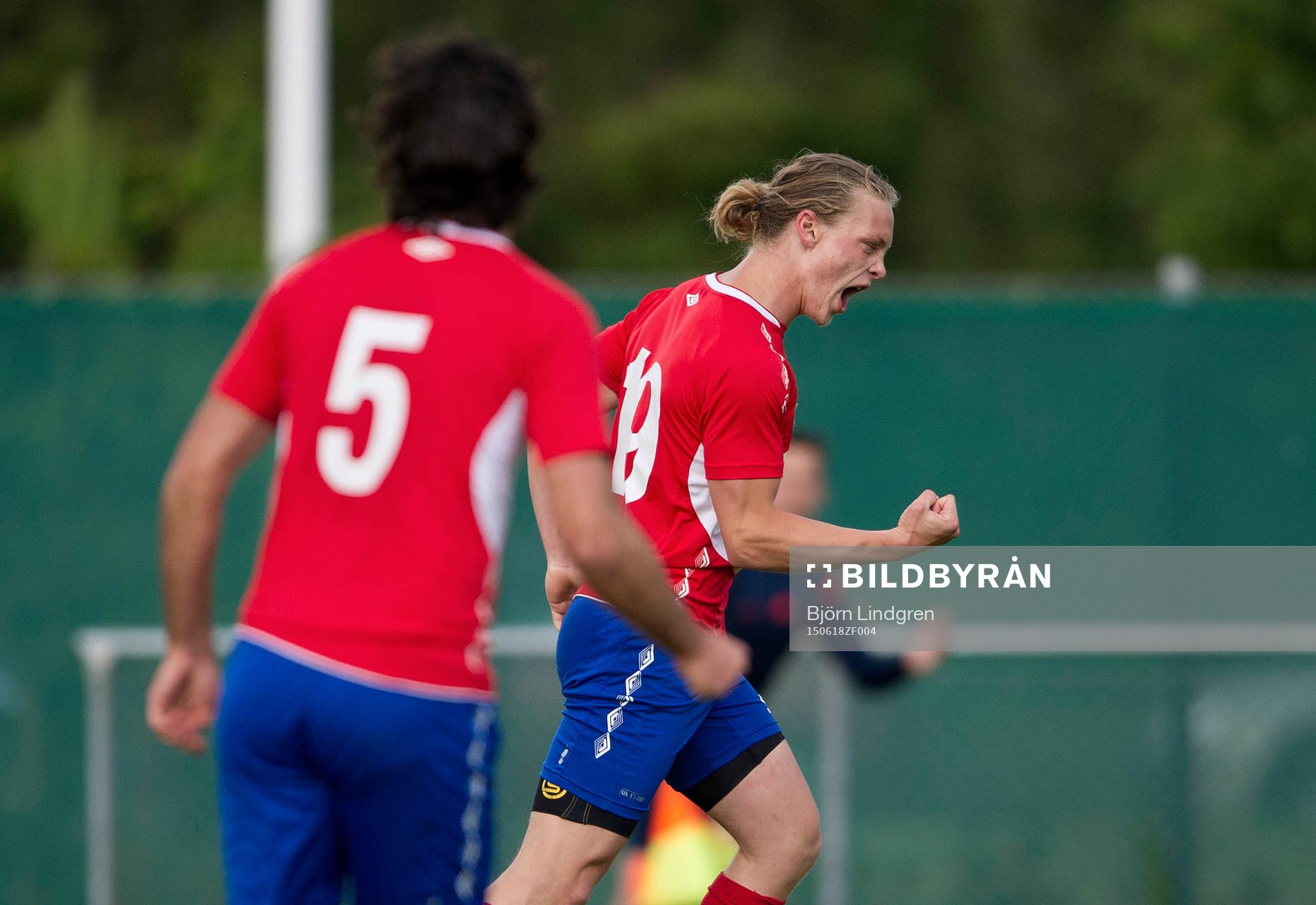 Höganäs Robin Hofsö jublar efter 2-0 under fotbollsmatchen i div 2 västra götaland mellan Höganäs BK och Högaborgs BK den 18 juni 2015 i Höganäs.