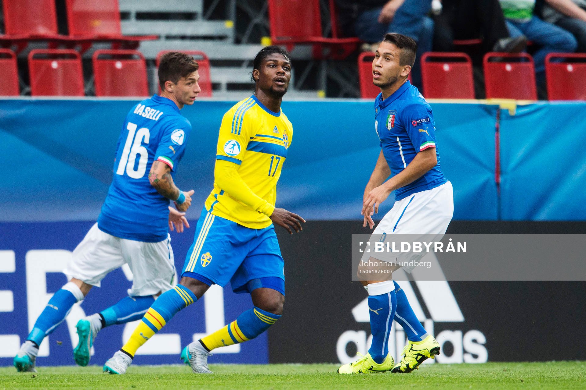Italiens Daniele Baselli och Sveriges Joseph Baffo