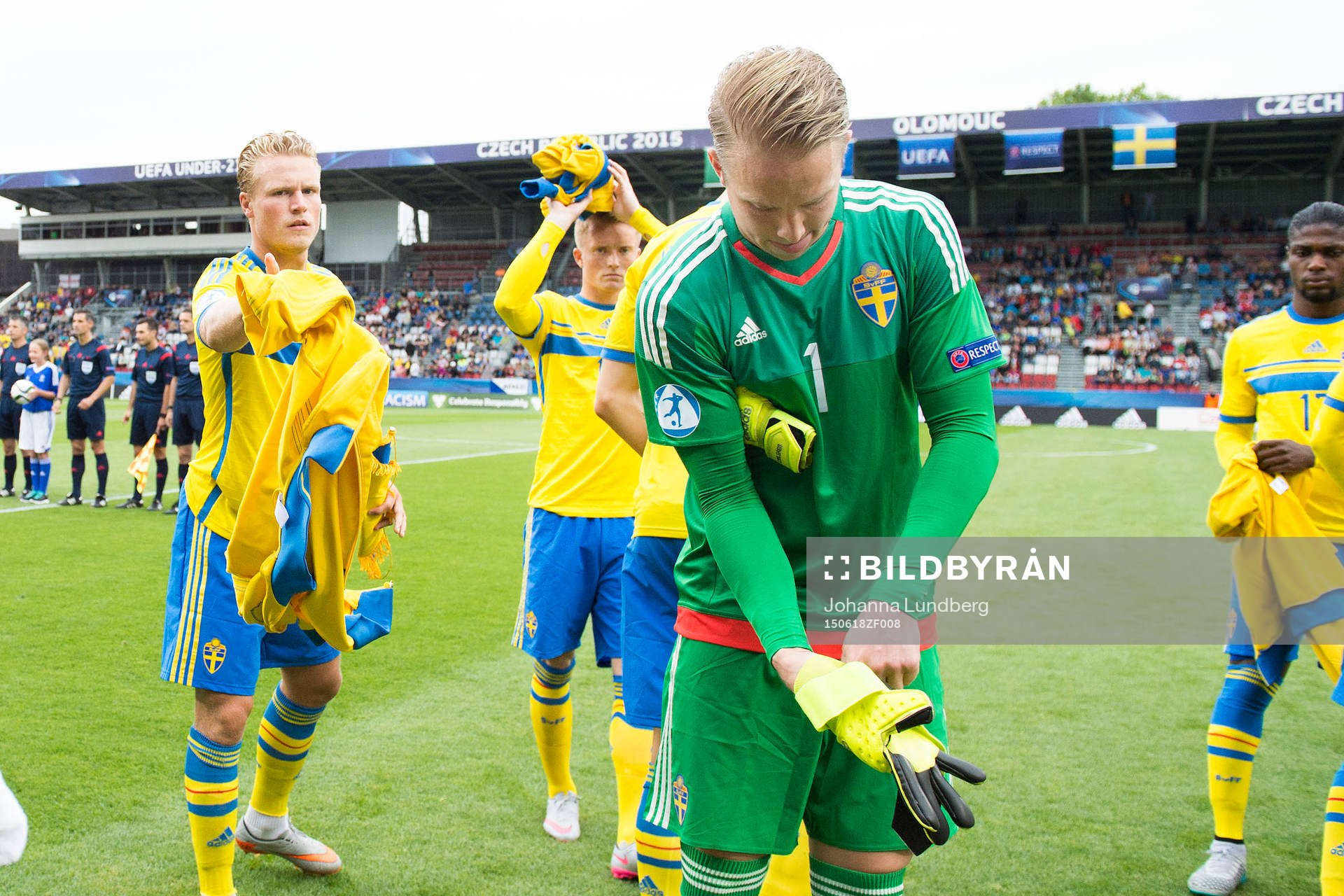 Sveriges målvakt Patrik Carlgren tar på sig sina