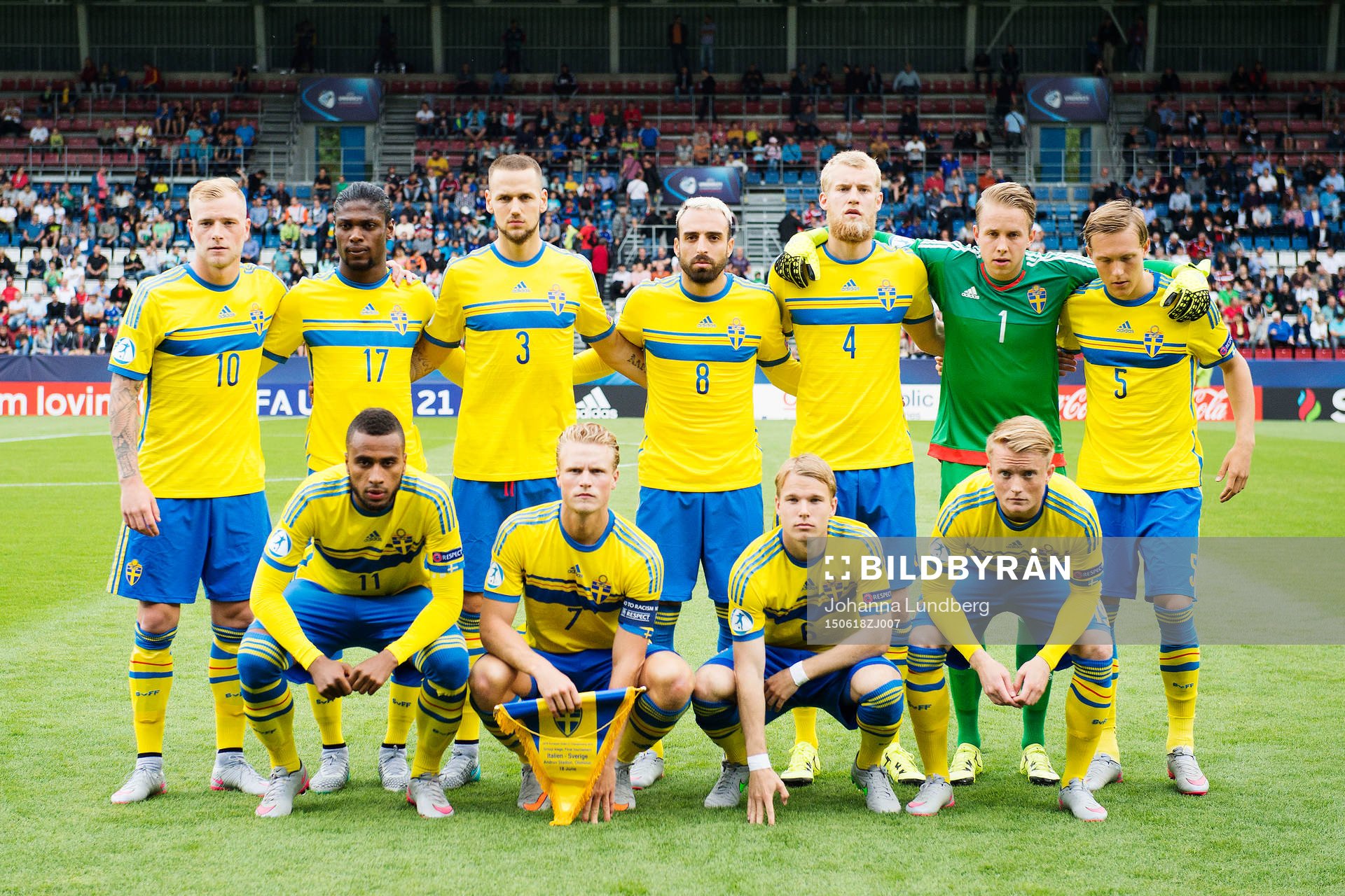 Sveriges spelare står uppställda för en lagbild, övre