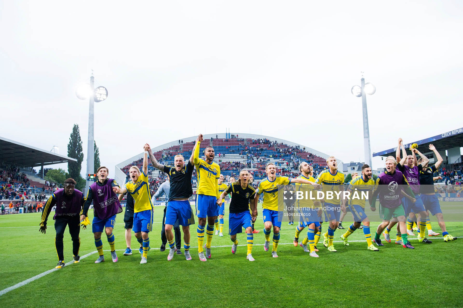 Sveriges Pa Konate, Arber Zeneli, Oscar Lewicki, John Guidetti, Isaac Kiese Thelin, Ludwig Augustinsson, Abdullah Khalili, Filip Helander Mikael Ishak, målvakt Jakob Rinne och Sebastian Holmén jublar framför publiken efter fotbollsmatchen i U21-EM mellan Italien och Sverige den 18 juni 2015 i Olomouc.