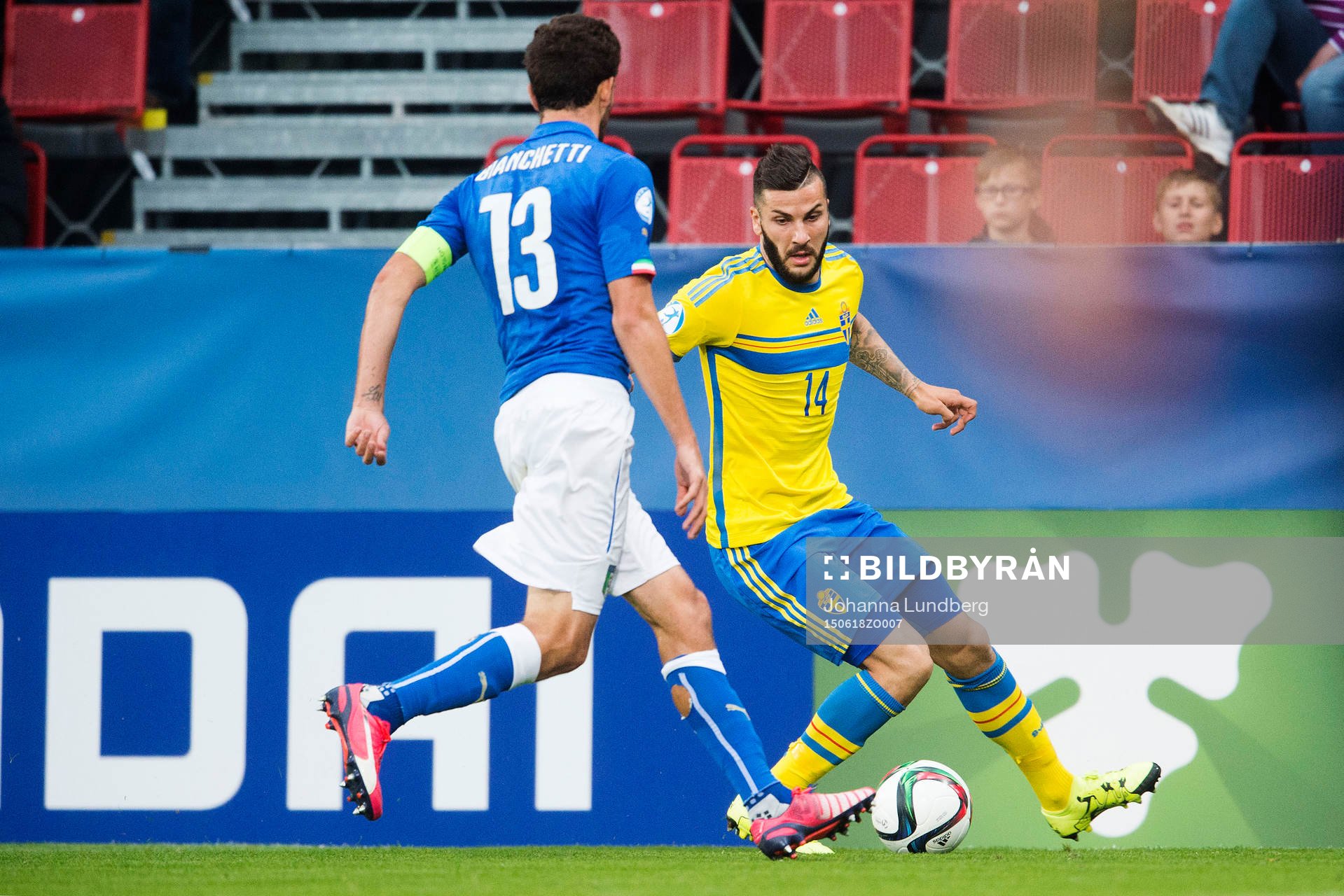 Sveriges Mikael Ishak utmanar Italiens Matteo Bianchetti under fotbollsmatchen i U21-EM mellan Italien och Sverige den 18 juni 2015 i Olomouc.