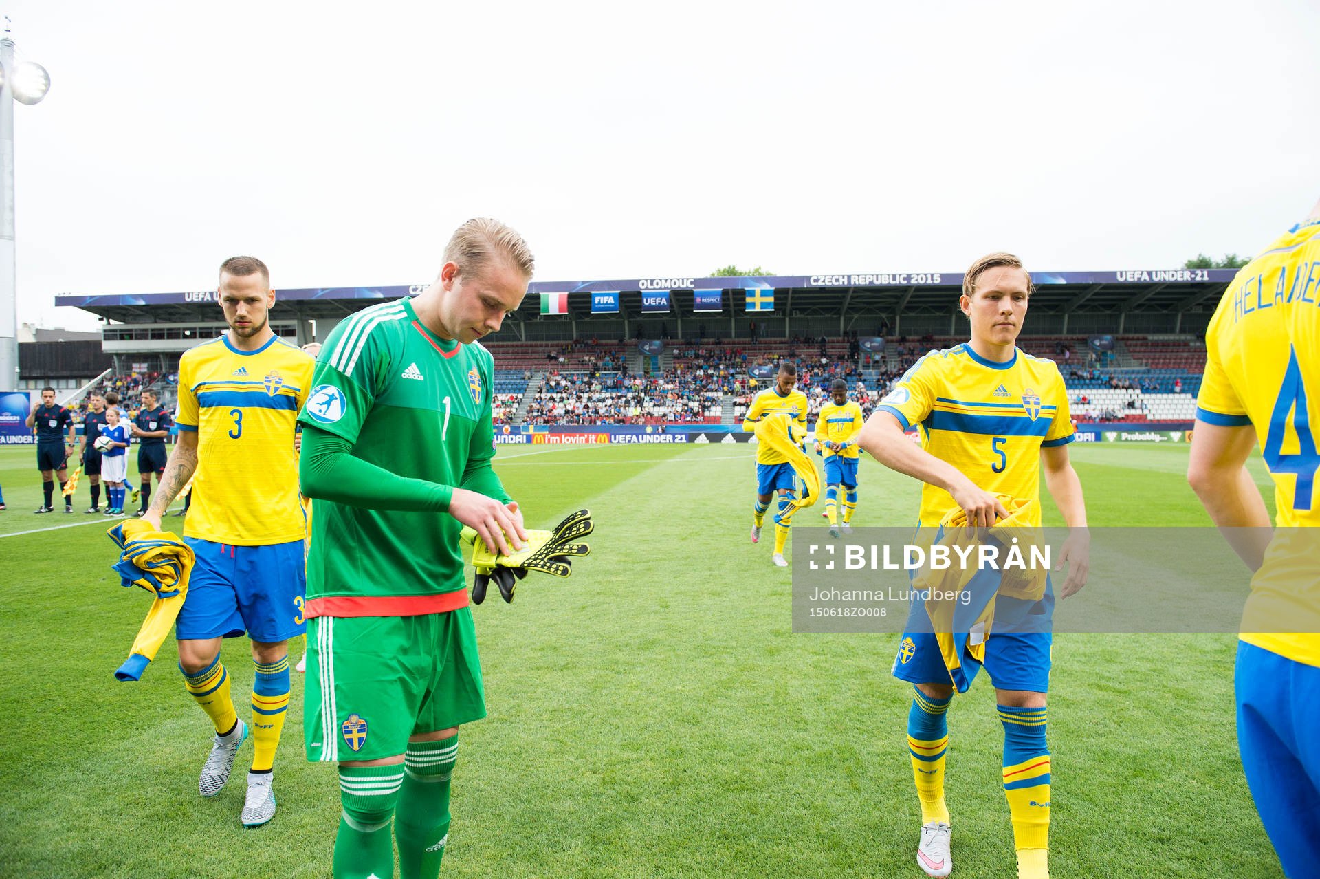 Sveriges Alexander Milosevic, målvakt Patrik Carlgren och