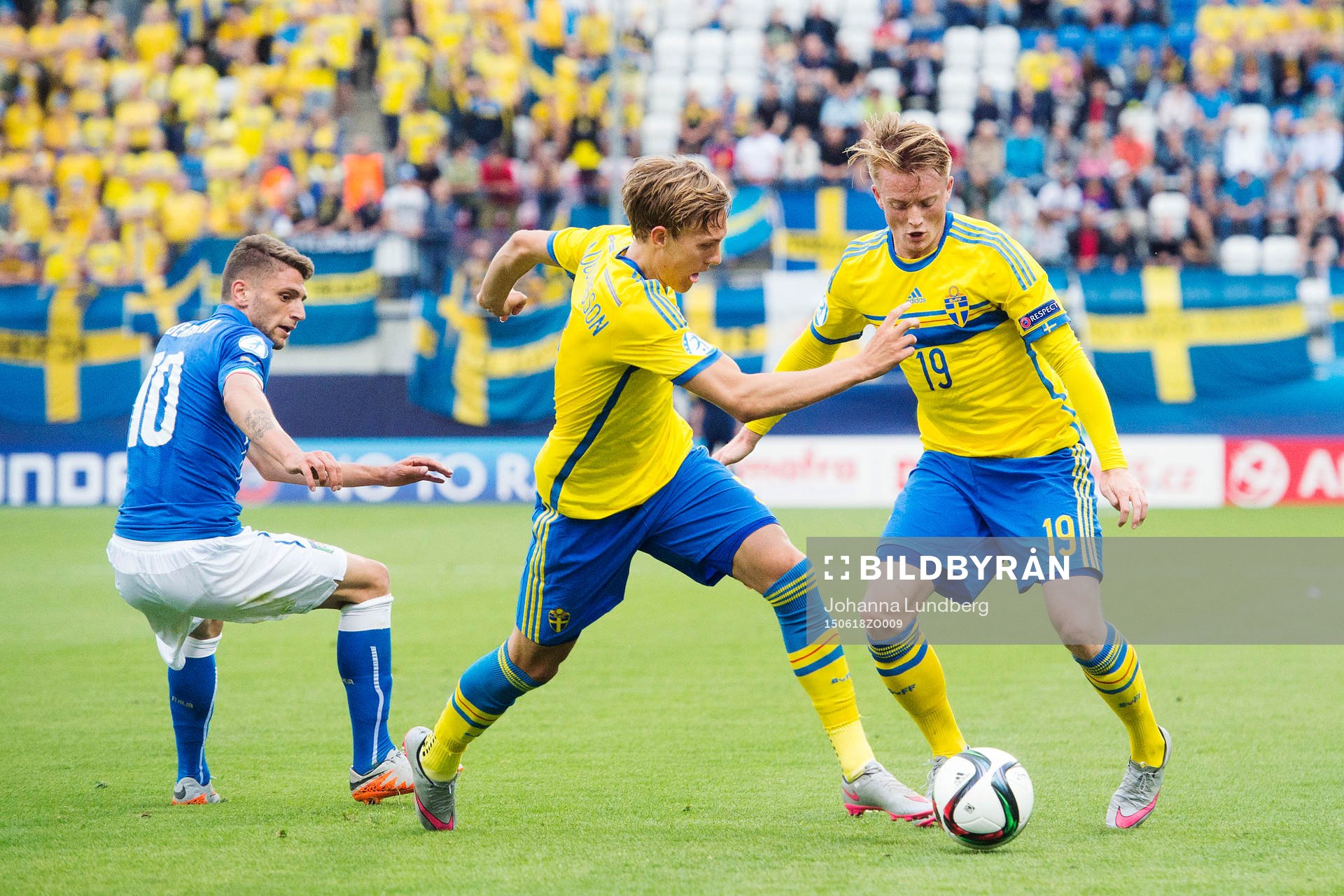 Sveriges Ludwig Augustinsson och Sam Larsson tar sig förbi