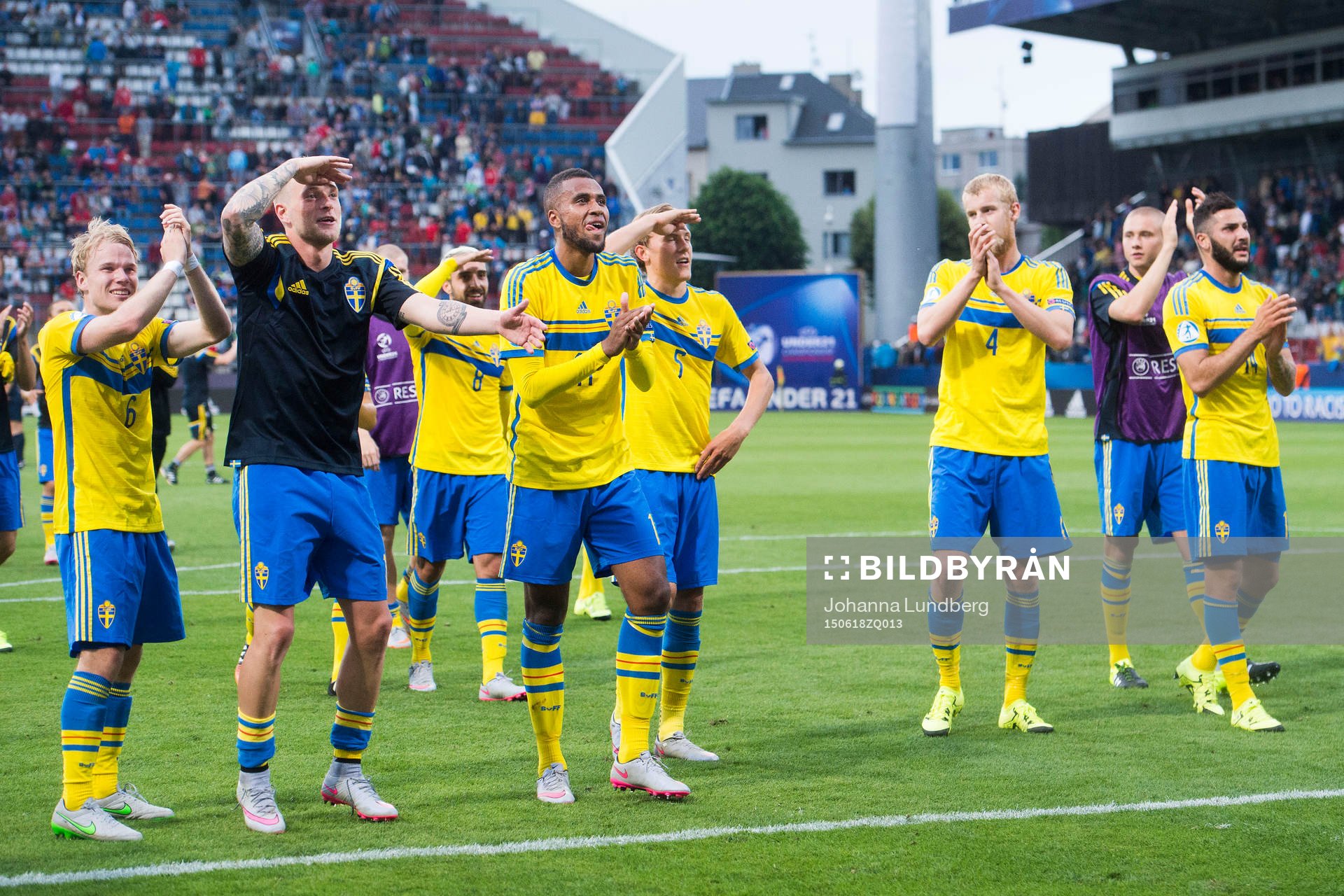 Sveriges Oscar Lewicki, John Guidetti, Isaac Kiese Thelin, Ludwig Augustinsson, Filip Helander och Mikael Ishak jublar efter under fotbollsmatchen i U21-EM mellan Italien och Sverige den 18 juni 2015 i Olomouc.