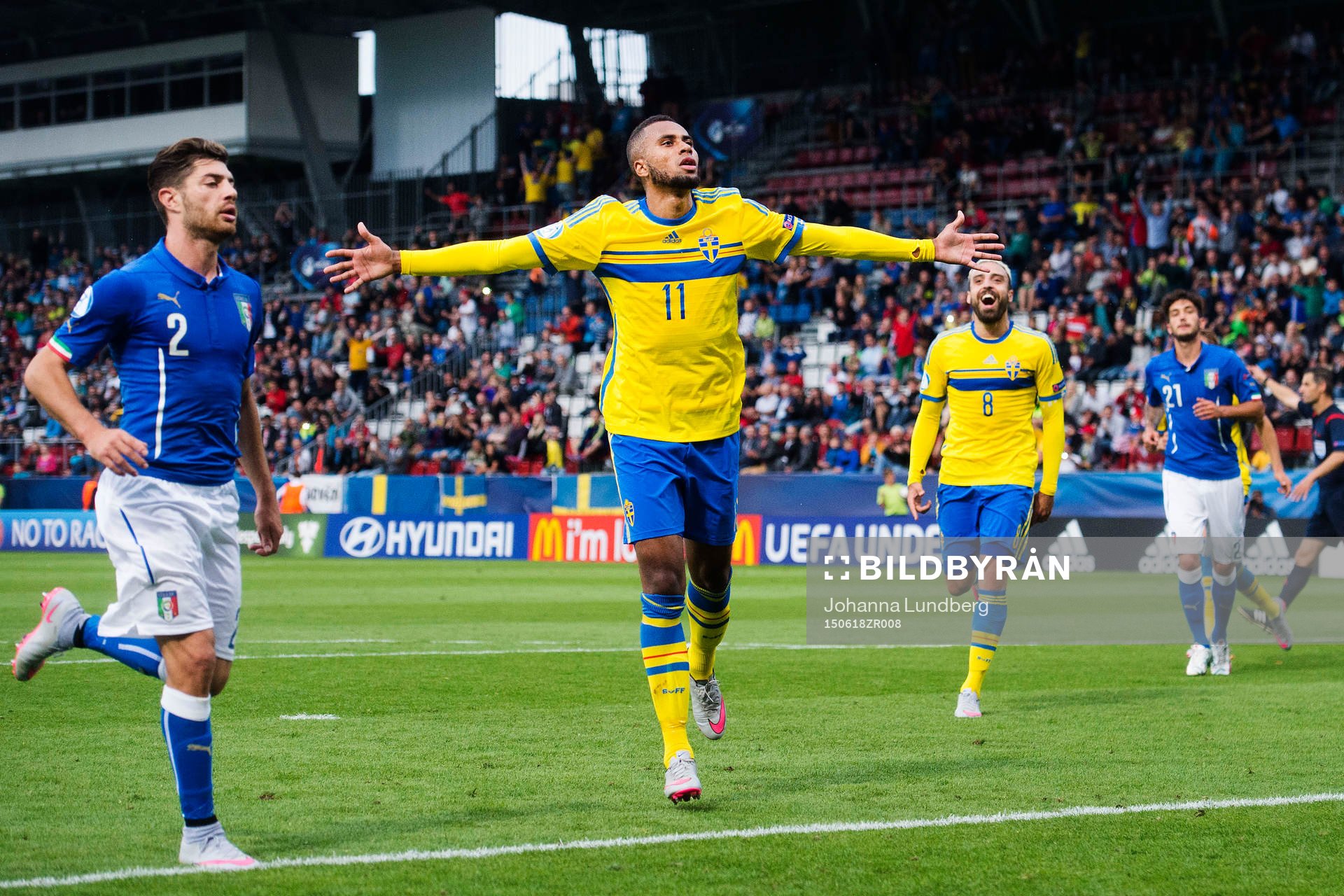 Sveriges Isaac Kiese Thelin jublar framför Abdullah Khalili