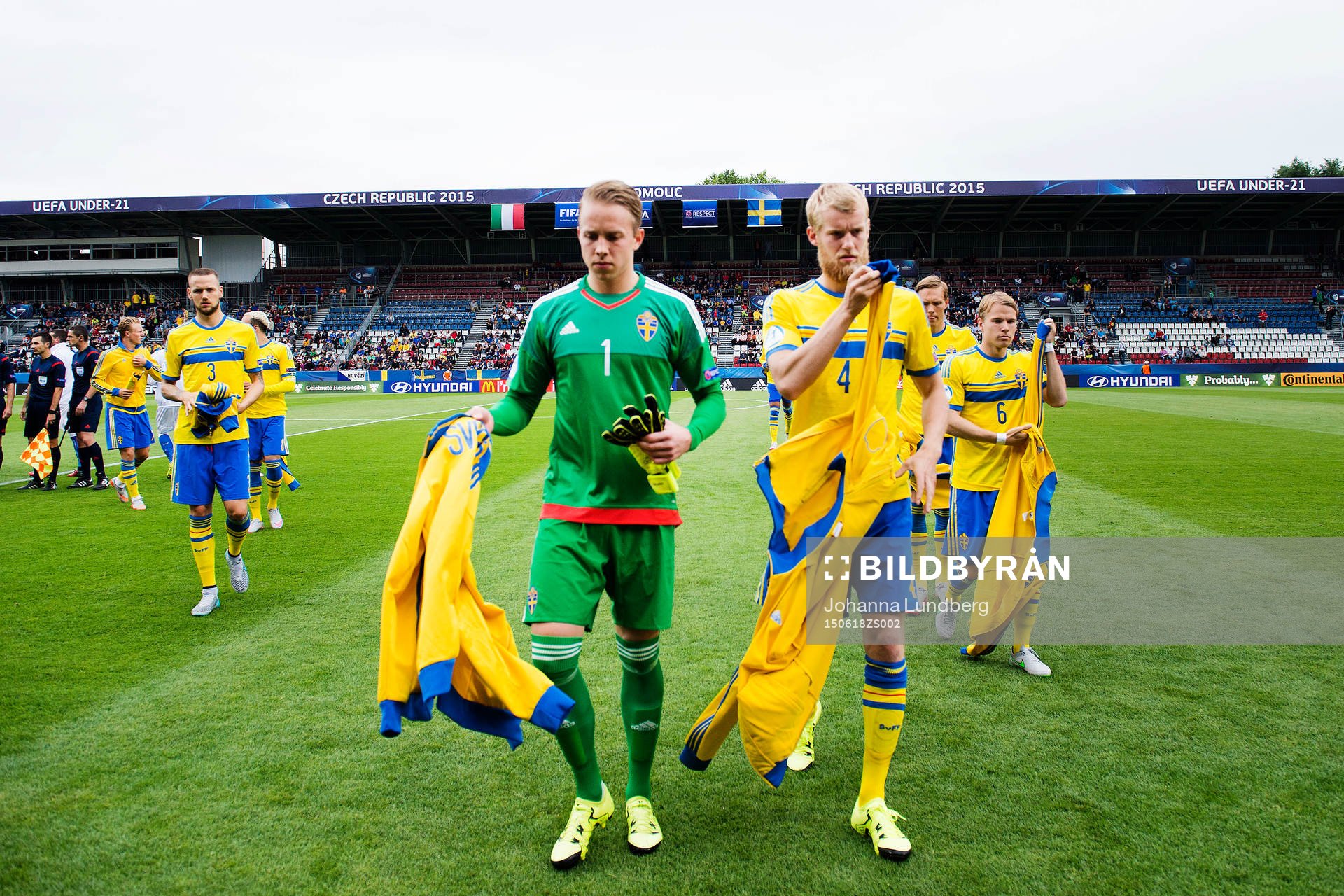 Sveriges målvakt Patrik Carlgren och Filip Helander