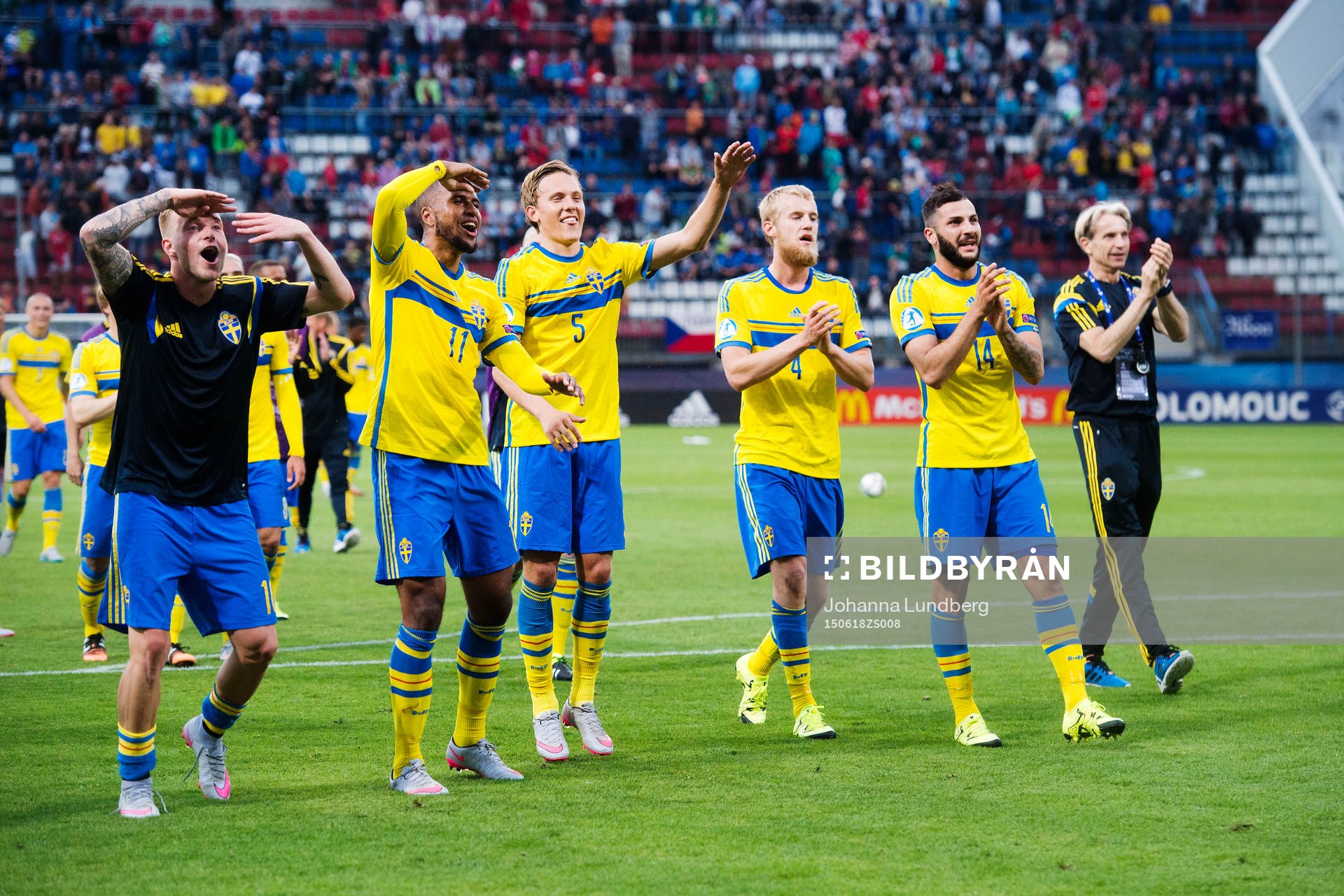 Sveriges John Guidetti, Isaac Kiese Thelin, Ludwig Augustinsson, Filip Helander och Mikael Ishak jublar efter under fotbollsmatchen i U21-EM mellan Italien och Sverige den 18 juni 2015 i Olomouc.
