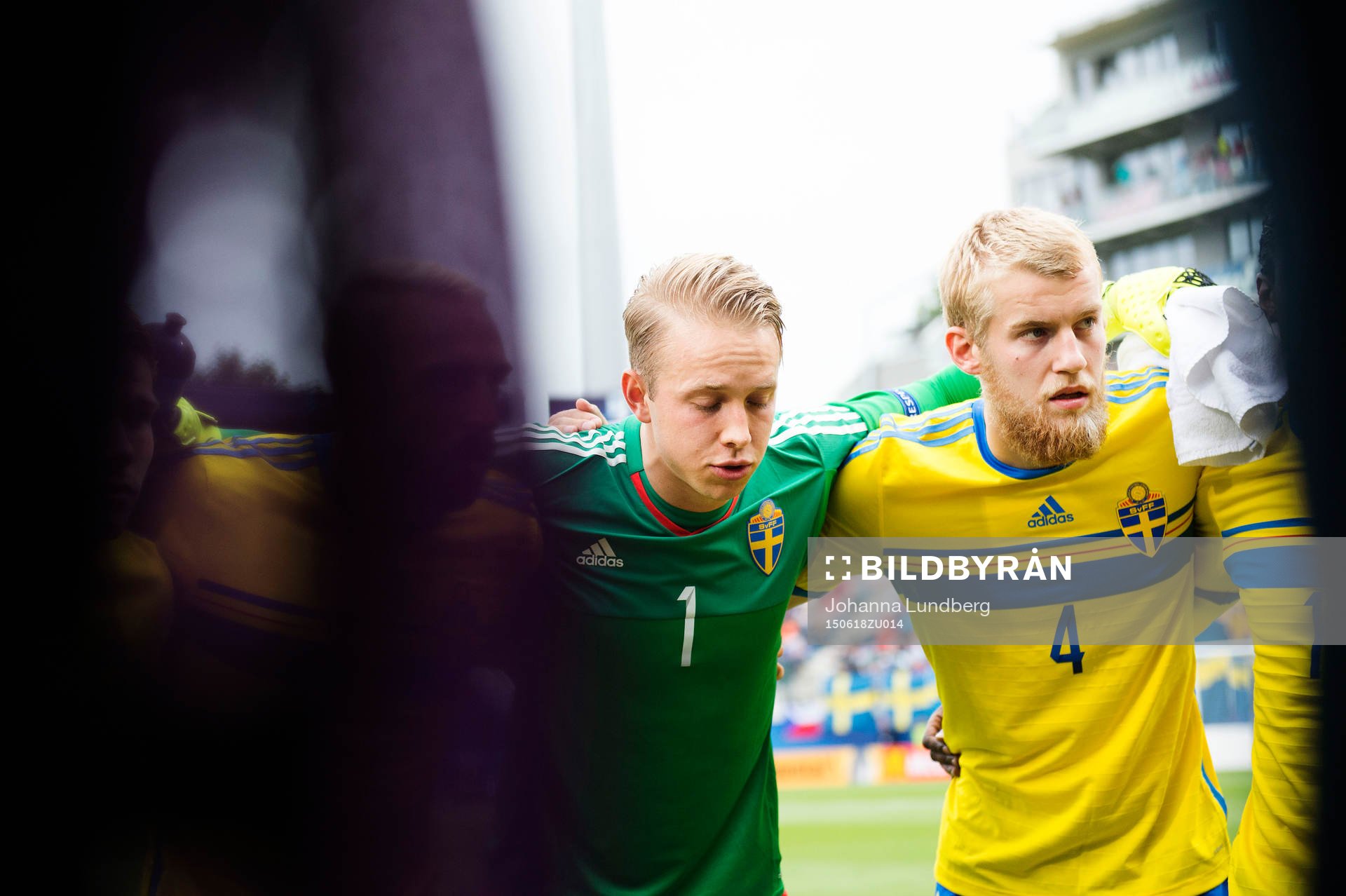 Sveriges målvakt Patrik Carlgren och Filip Helander samlas