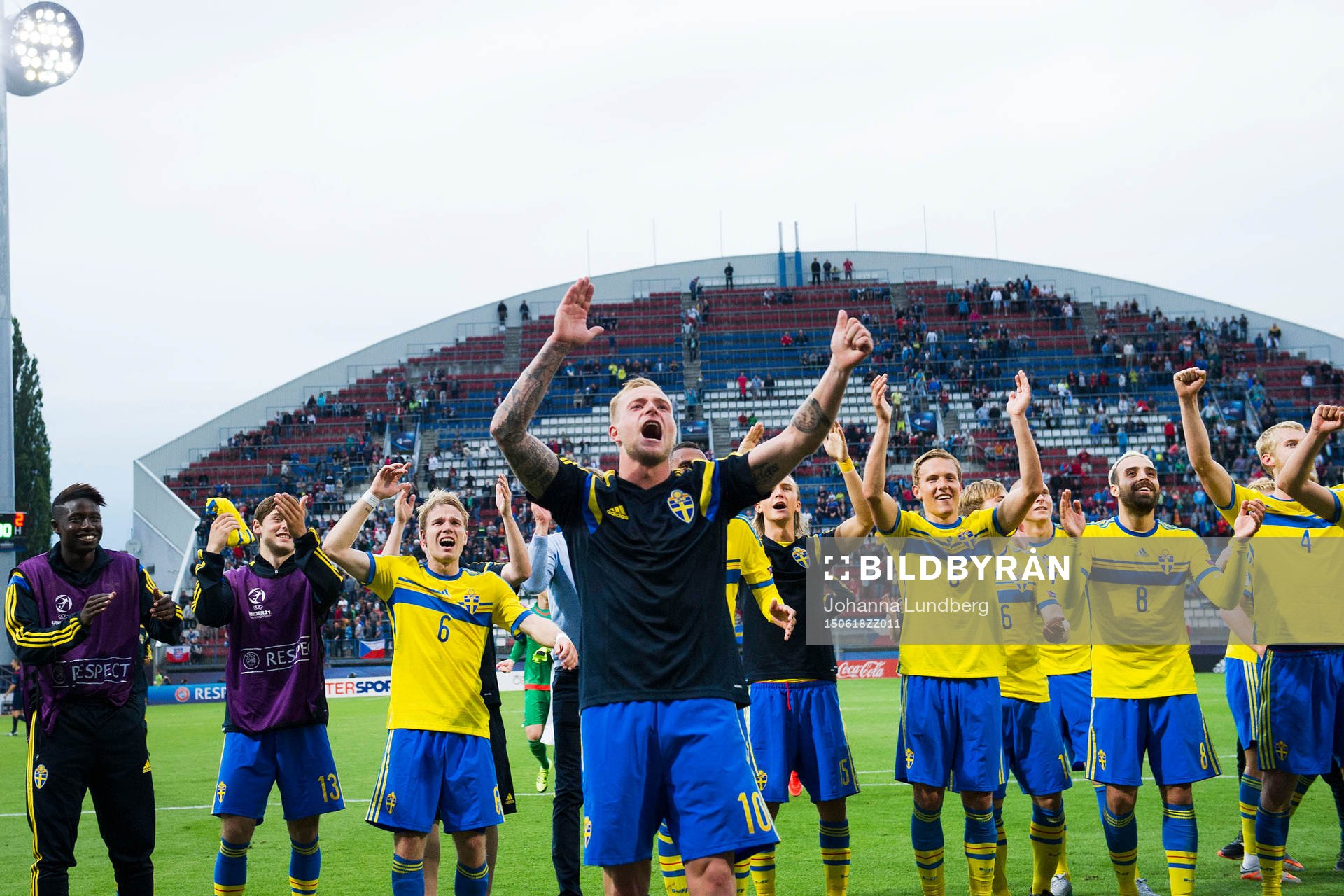 Sveriges John Guidetti jublar framför Pa Konate, Arber