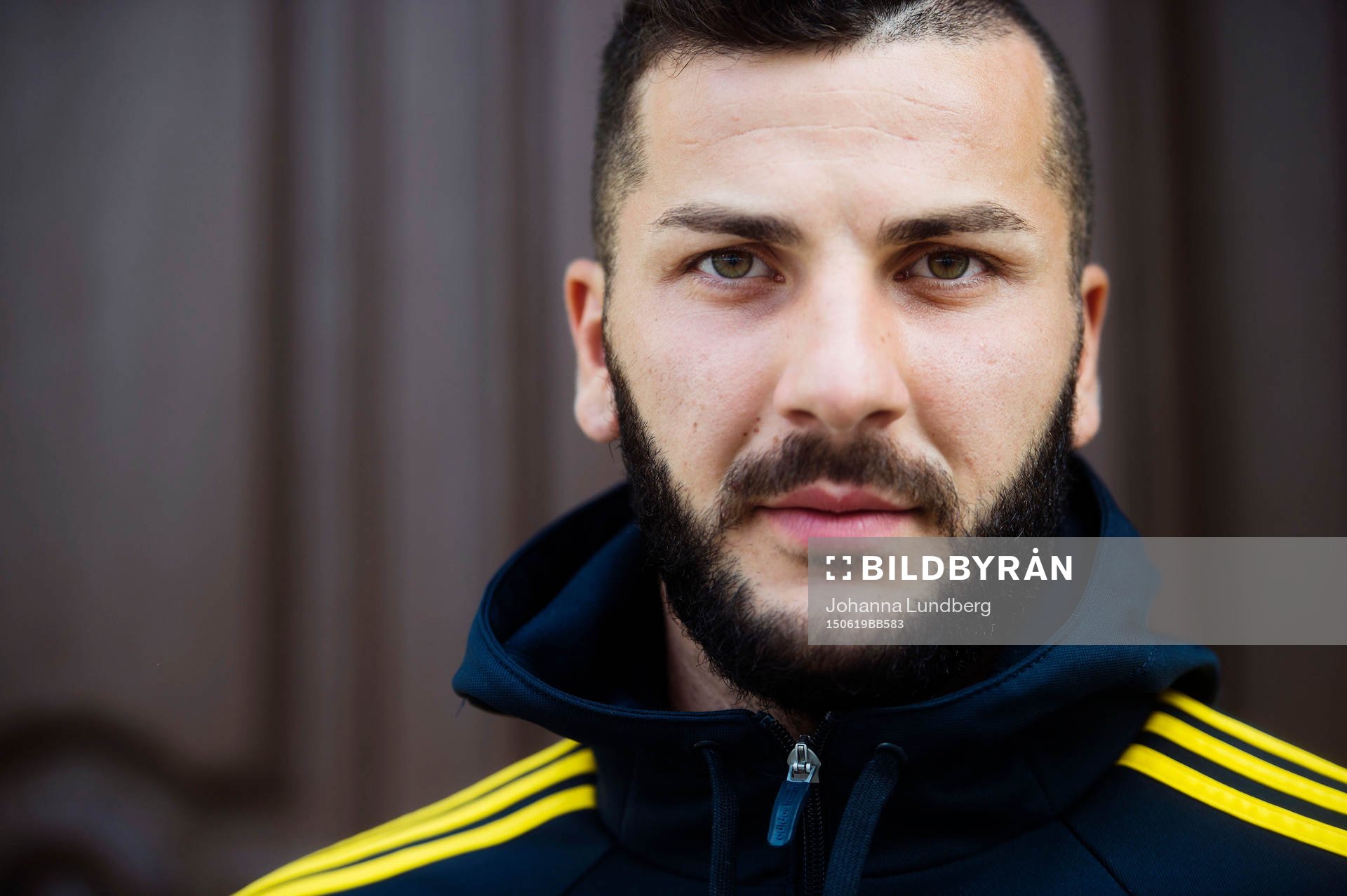 Sveriges Mikael Ishak poserar för ett porträtt under en pressträff med det svenska U21 landslaget den 19 juni 2015 i Brno.