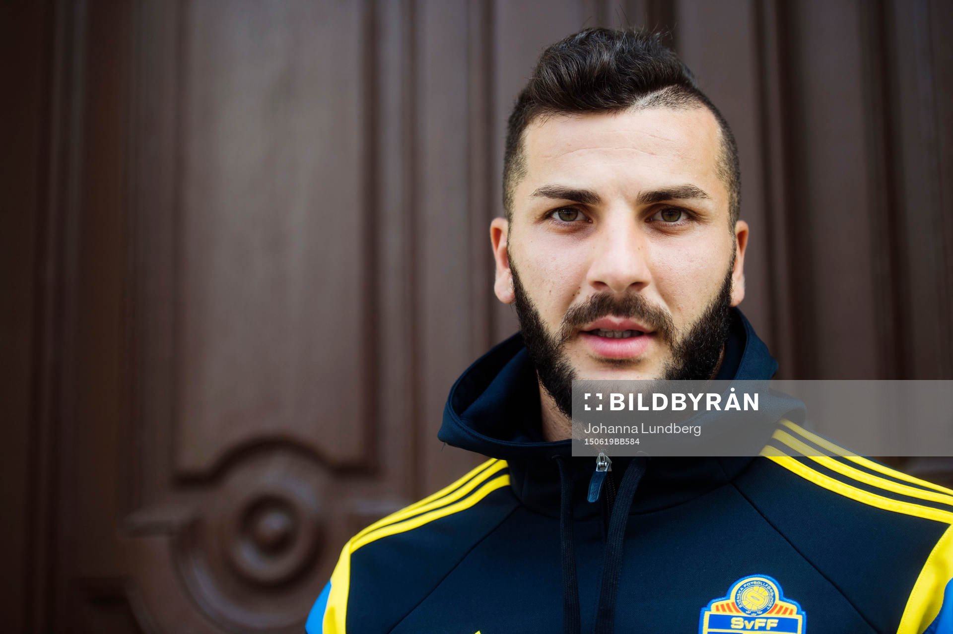 Sveriges Mikael Ishak poserar för ett porträtt under en pressträff med det svenska U21 landslaget den 19 juni 2015 i Brno.