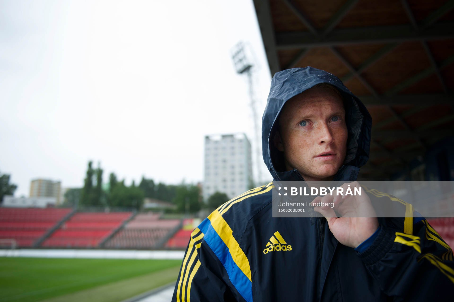 Sveriges Sam Larsson pratar med media
