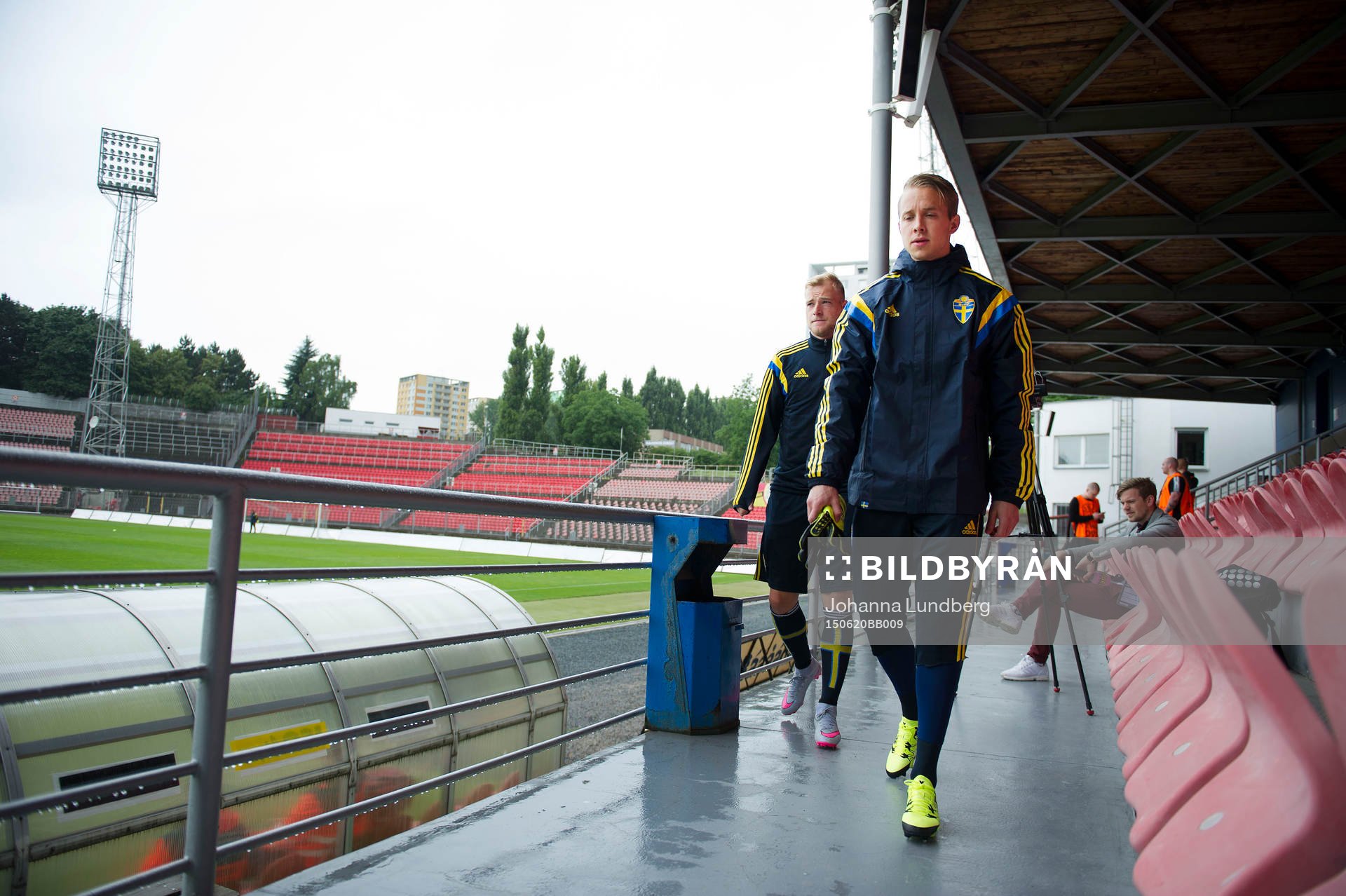 Sveriges John Guidetti och målvakt Patrik Carlgren